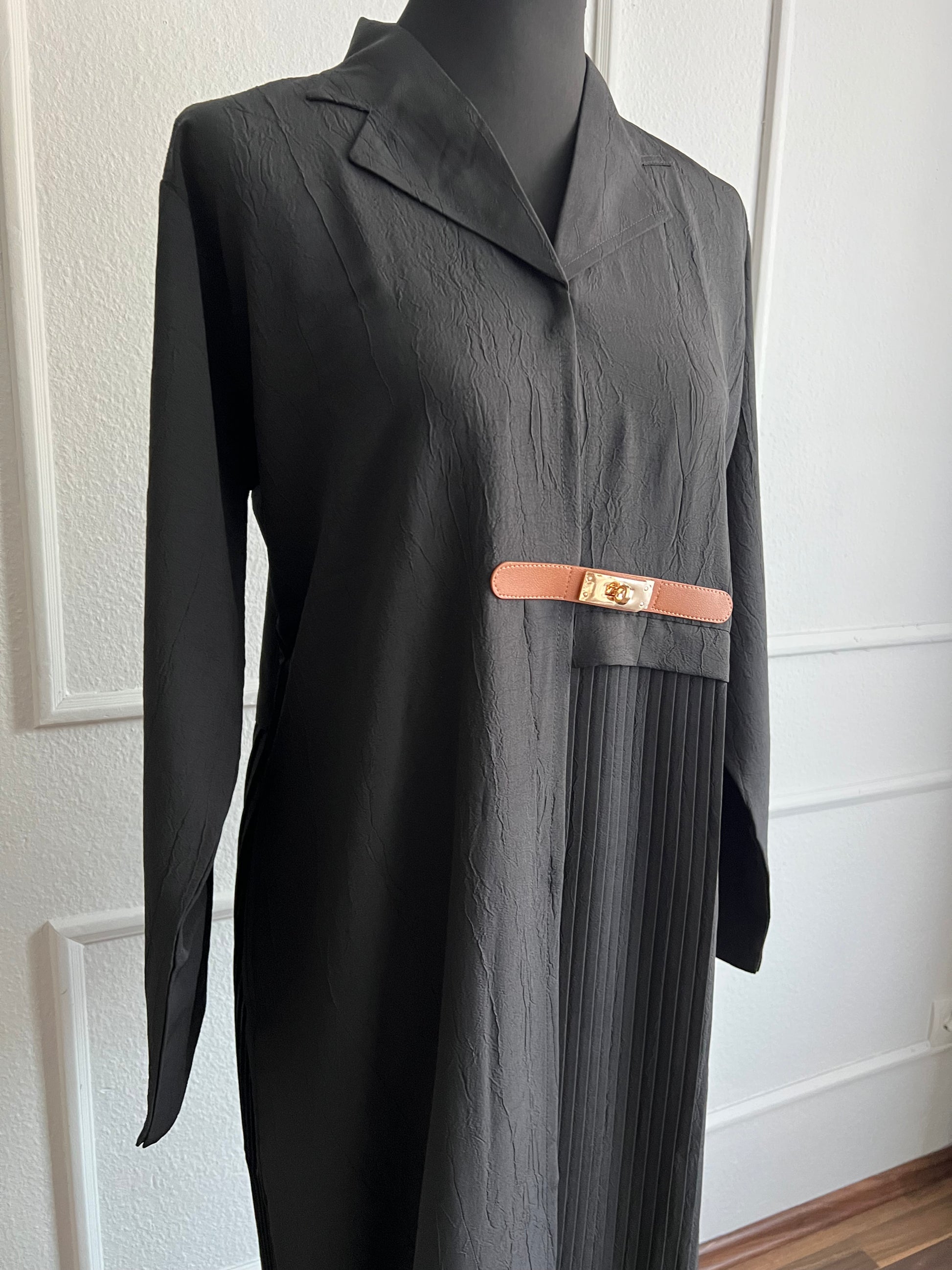 Abaya in schwarz, kragen und plisse detail an der seite. Wien onlineshop 
