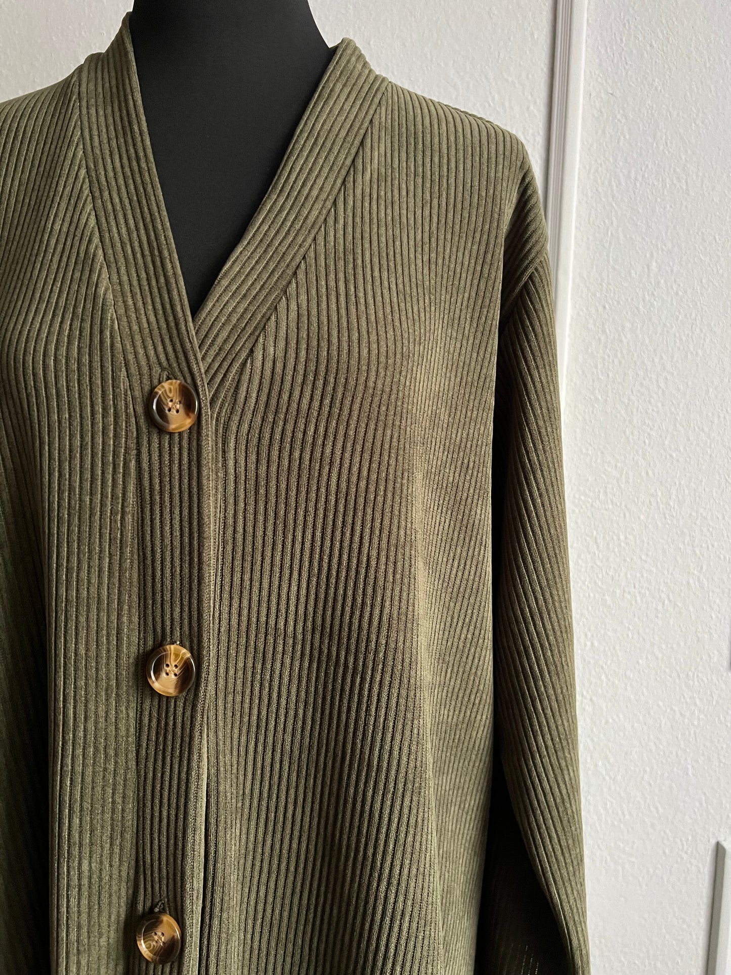 Cordkleid mit Knöpfen