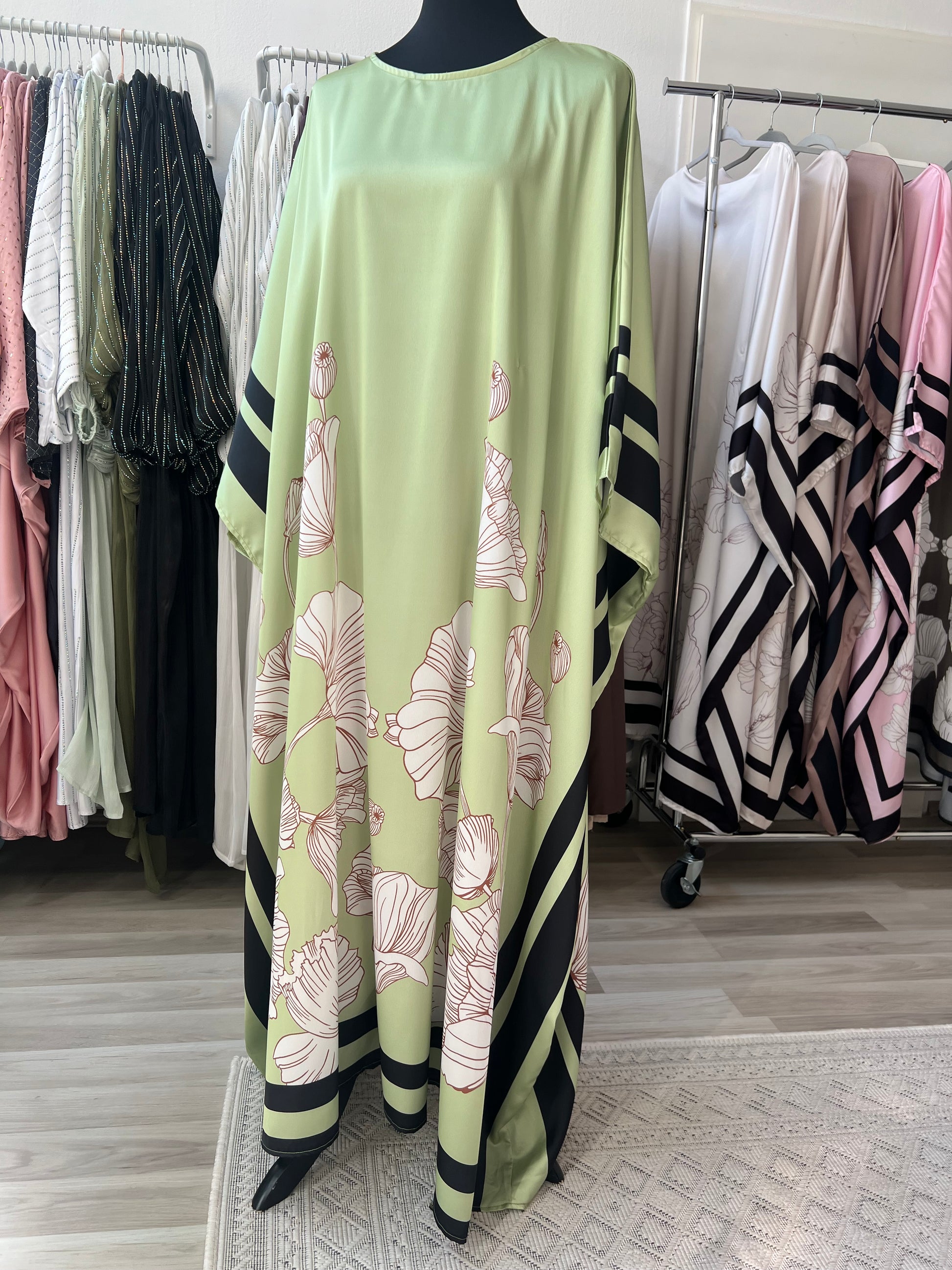 Butterfly abaya in hellgrün mit scharzem muster, frühlingshaft