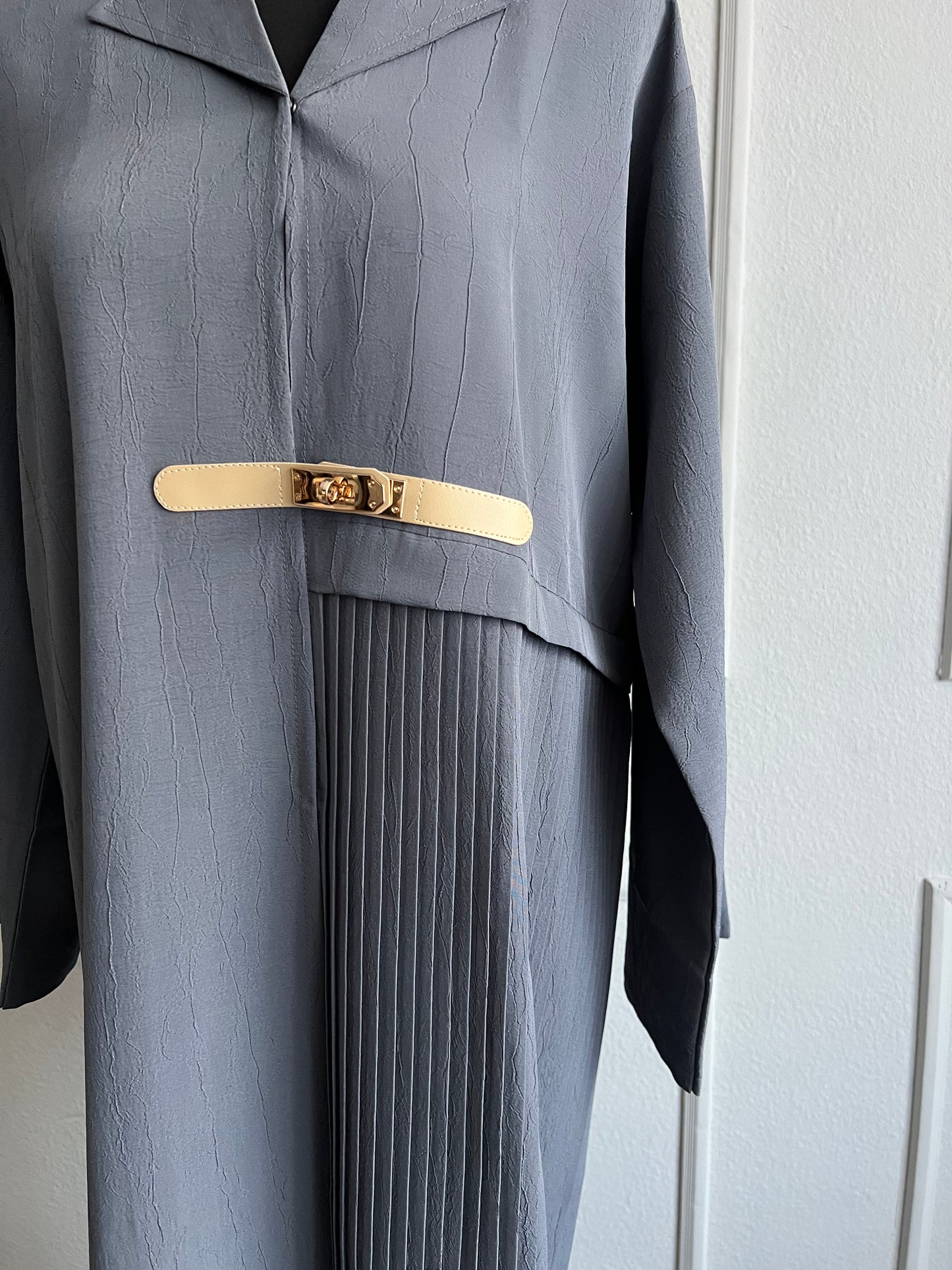 Graue abaya mit kragen und gürtel detail in beige, plisse business look wien, dubai
