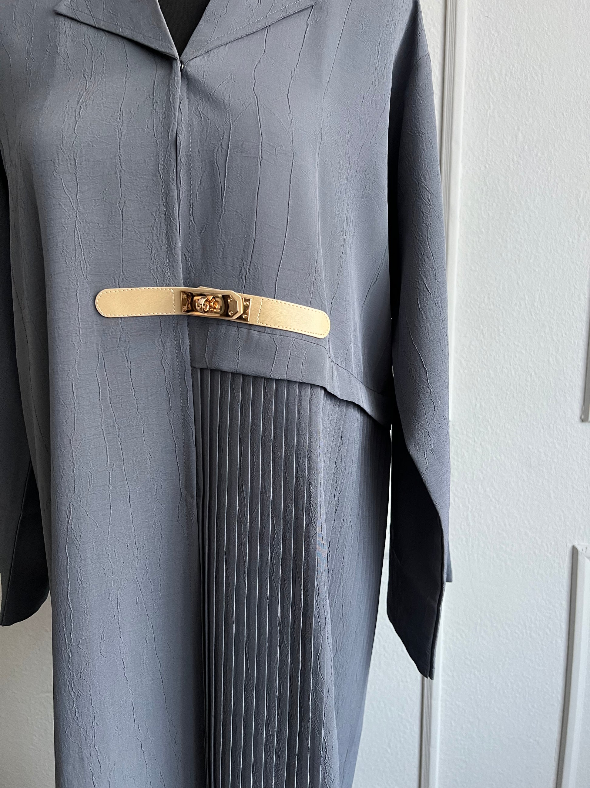 Graue abaya mit kragen und gürtel detail in beige, plisse business look wien, dubai