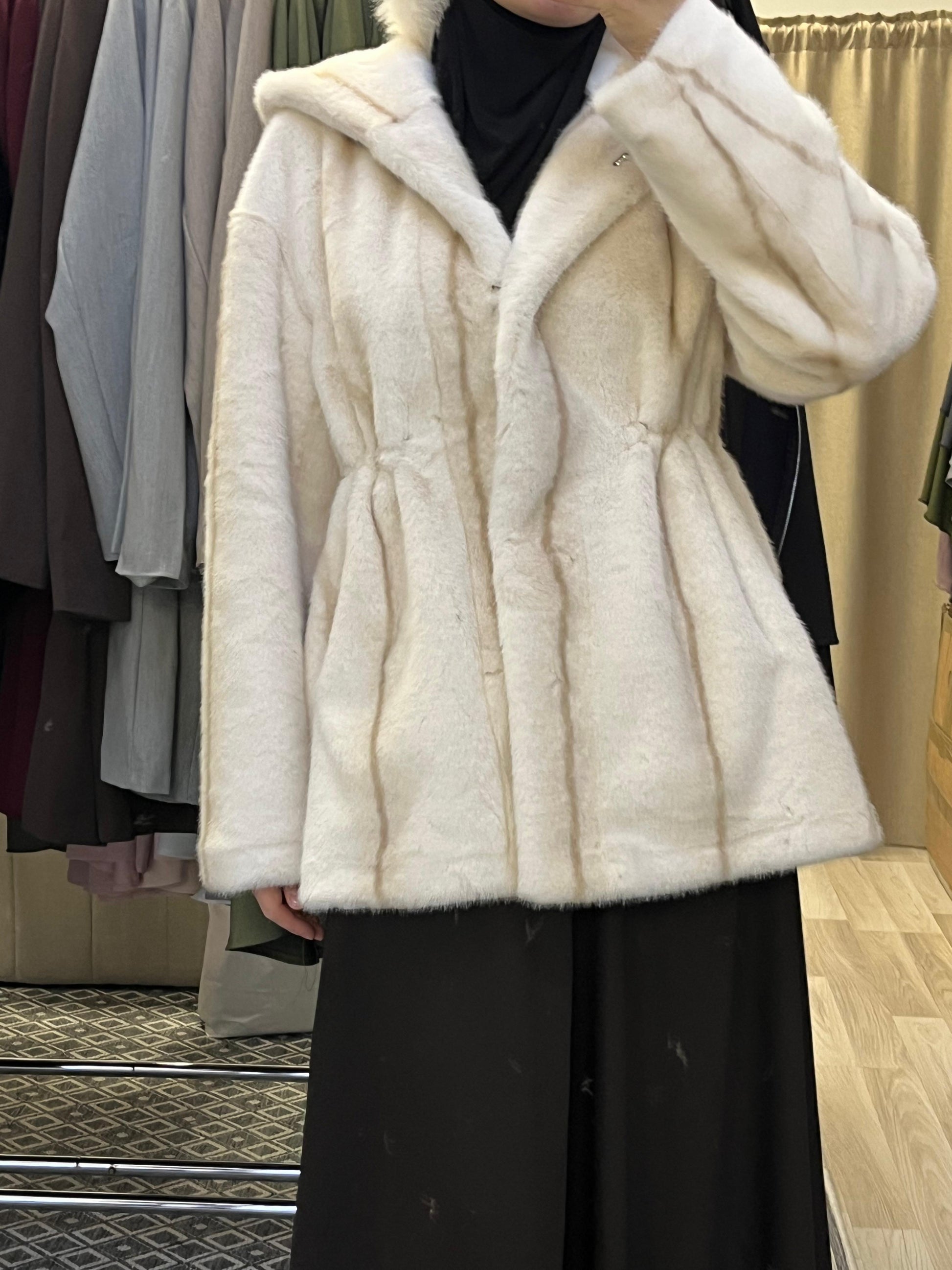 Detailansicht cremefarbene Teddyjacke aus 100% Polyester mit weichem Finish
