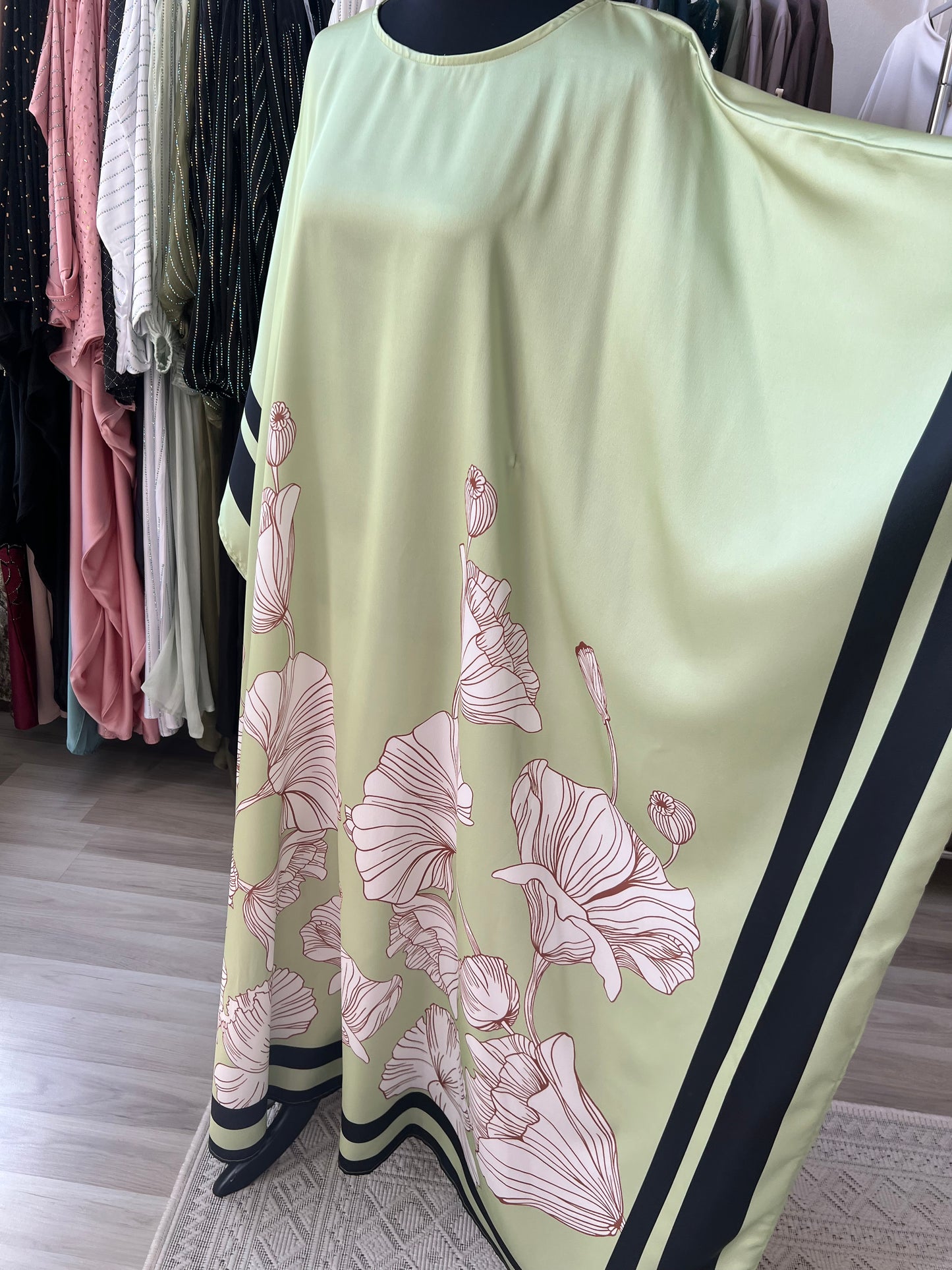 Abaya in hellgrün und zarten blumenmuster, frühlingshaft, luftig und breit