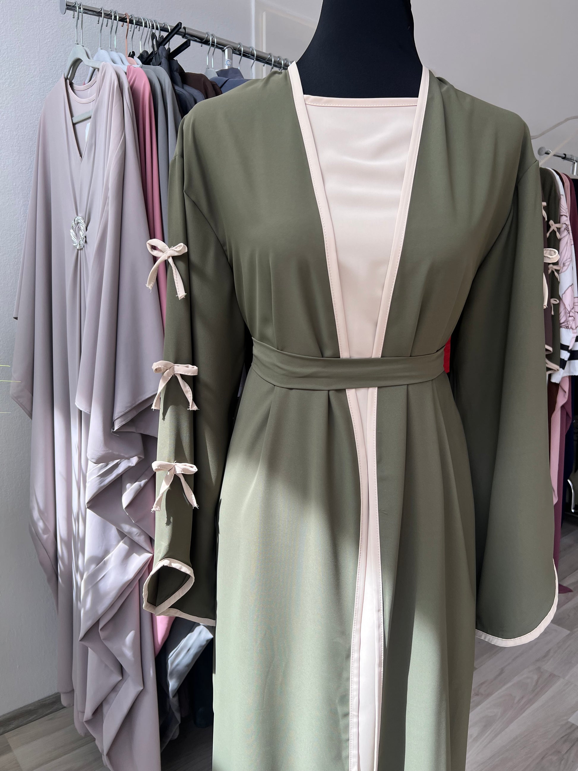 Close up kleid in olivgrün. Schleifen an den ärmeln. Gürtel und unterkleid.