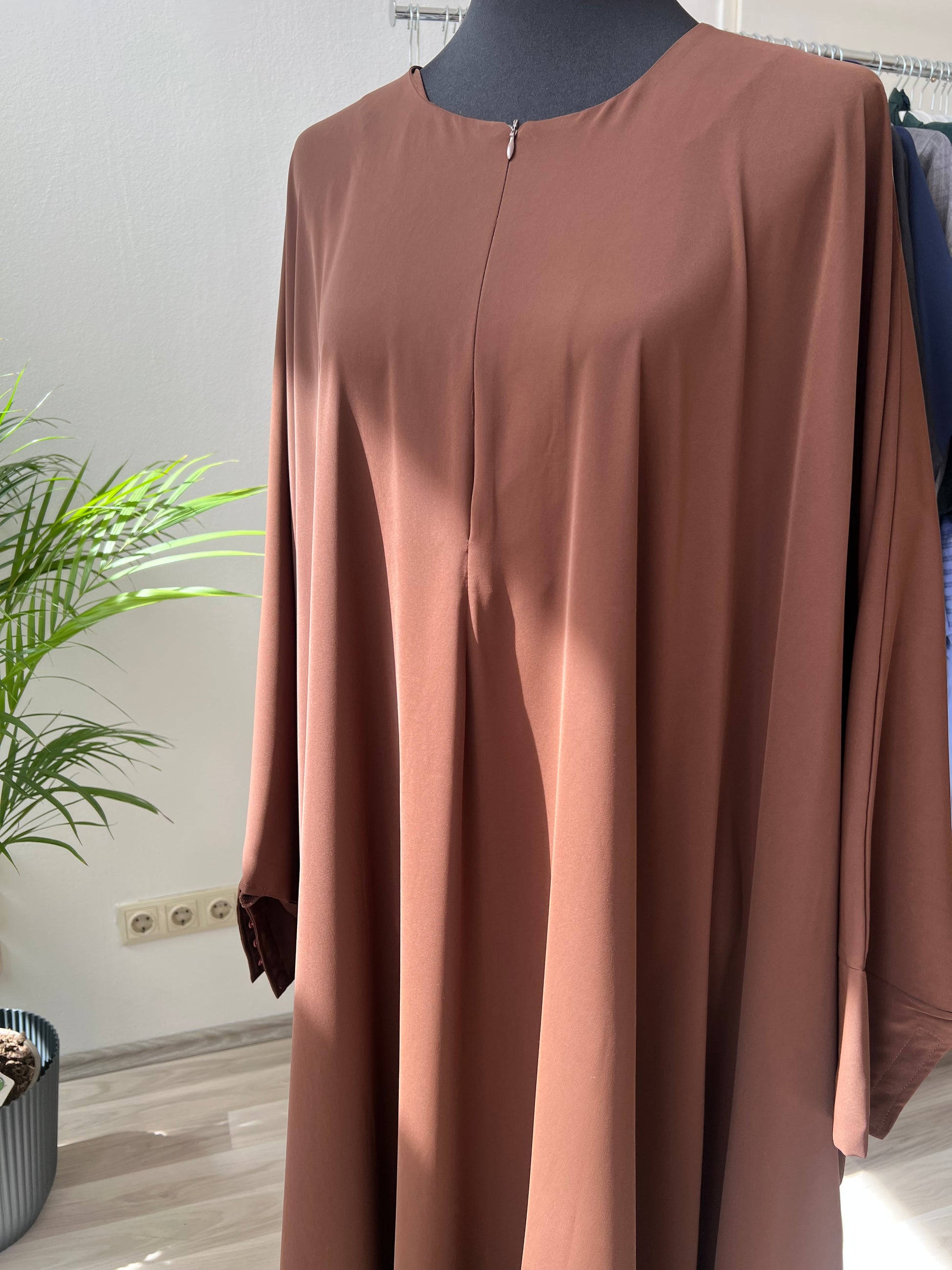 Braune abaya mit reisverschluss für stillen