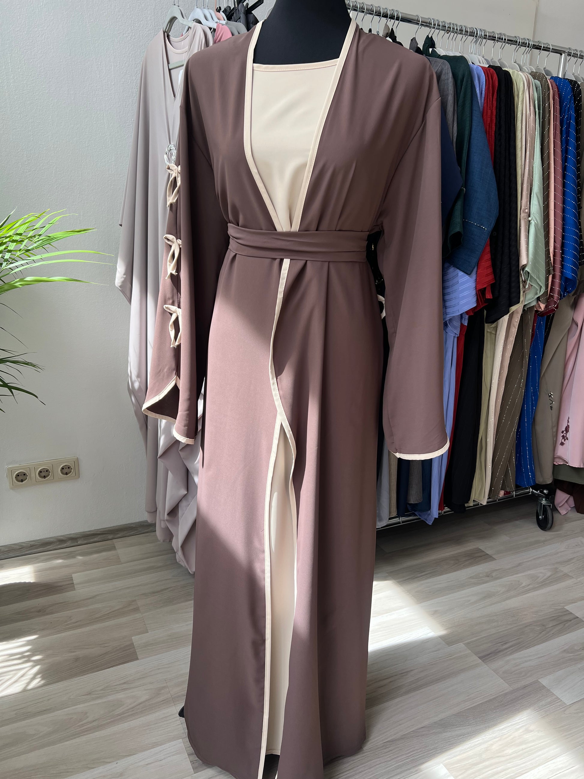 Brauner bodenlanger kimono mit gürtel und schleifen details an ärmeln