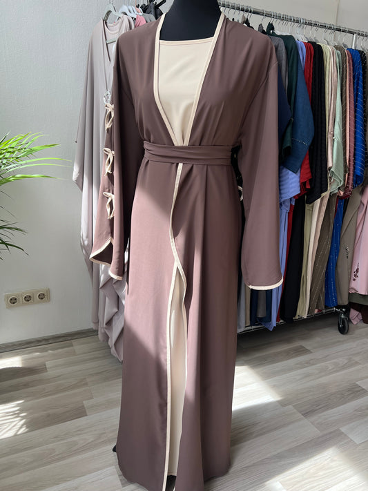 Brauner bodenlanger kimono mit gürtel und schleifen details an ärmeln