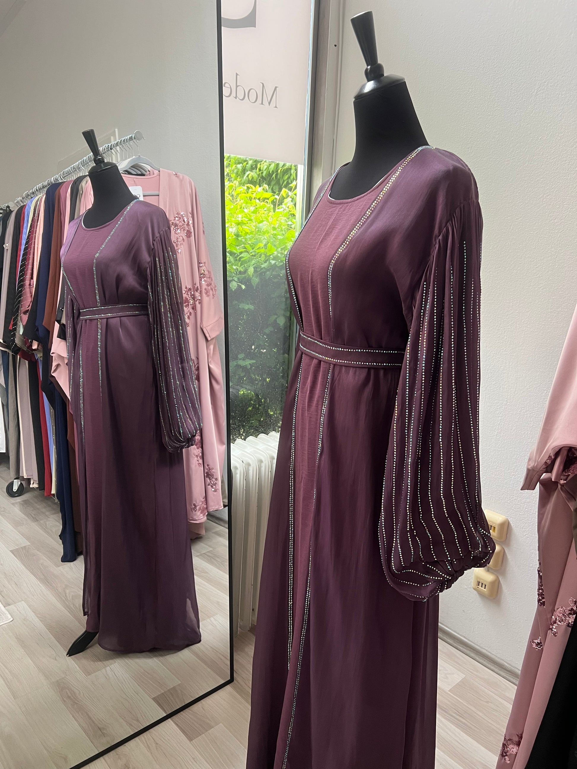 Seitlich foto abaya lila mit strass und glitzer gürtel