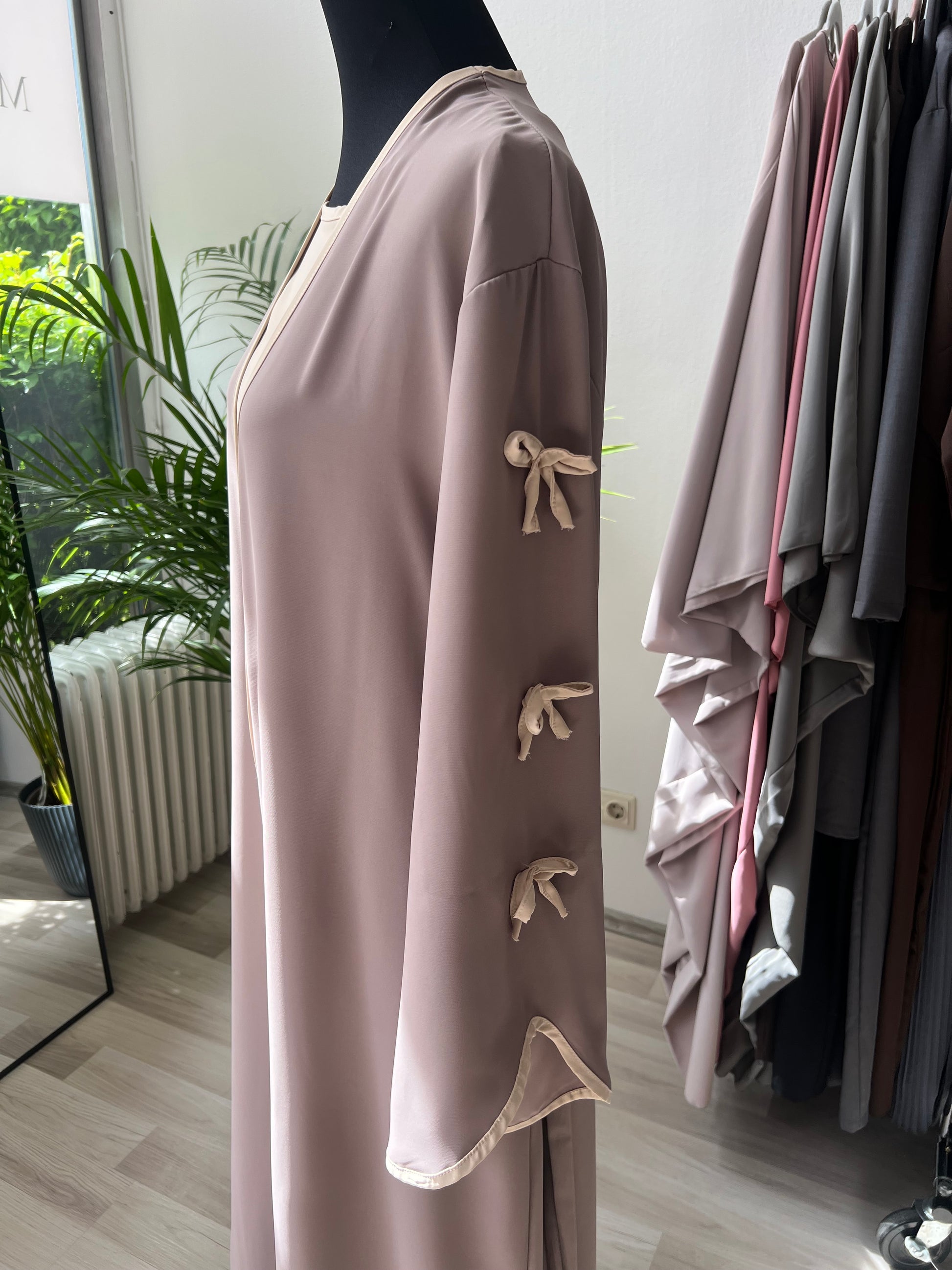 Taupe kleid mit schleifen, unterkleid in beige, bodenlang