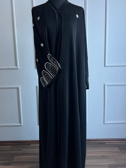 Black abaya mit herzen und perlen an ärmeln front side