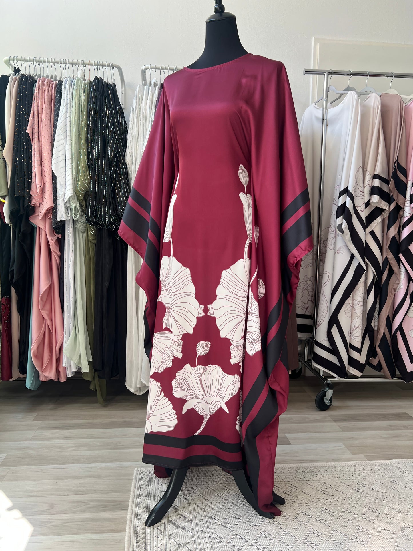 Butterflyabaya in bordeaux mit blumen und schwarzen linien