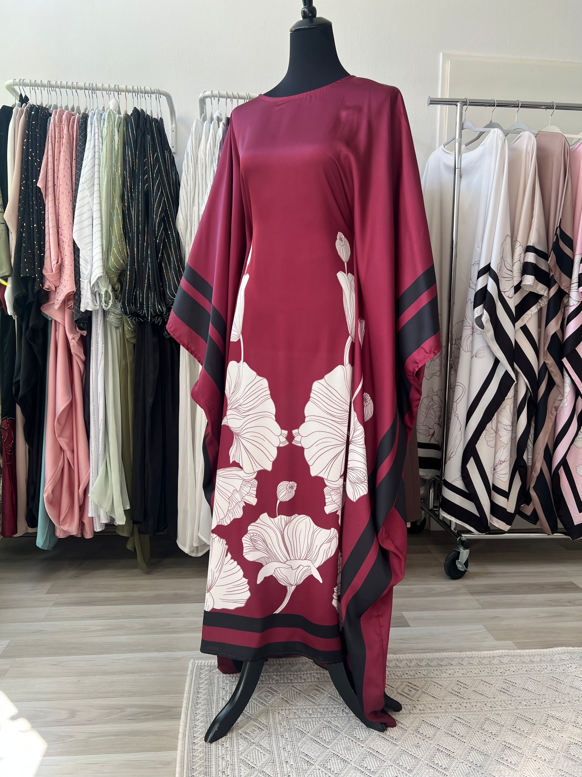 Butterflyabaya in bordeaux mit blumen und schwarzen linien