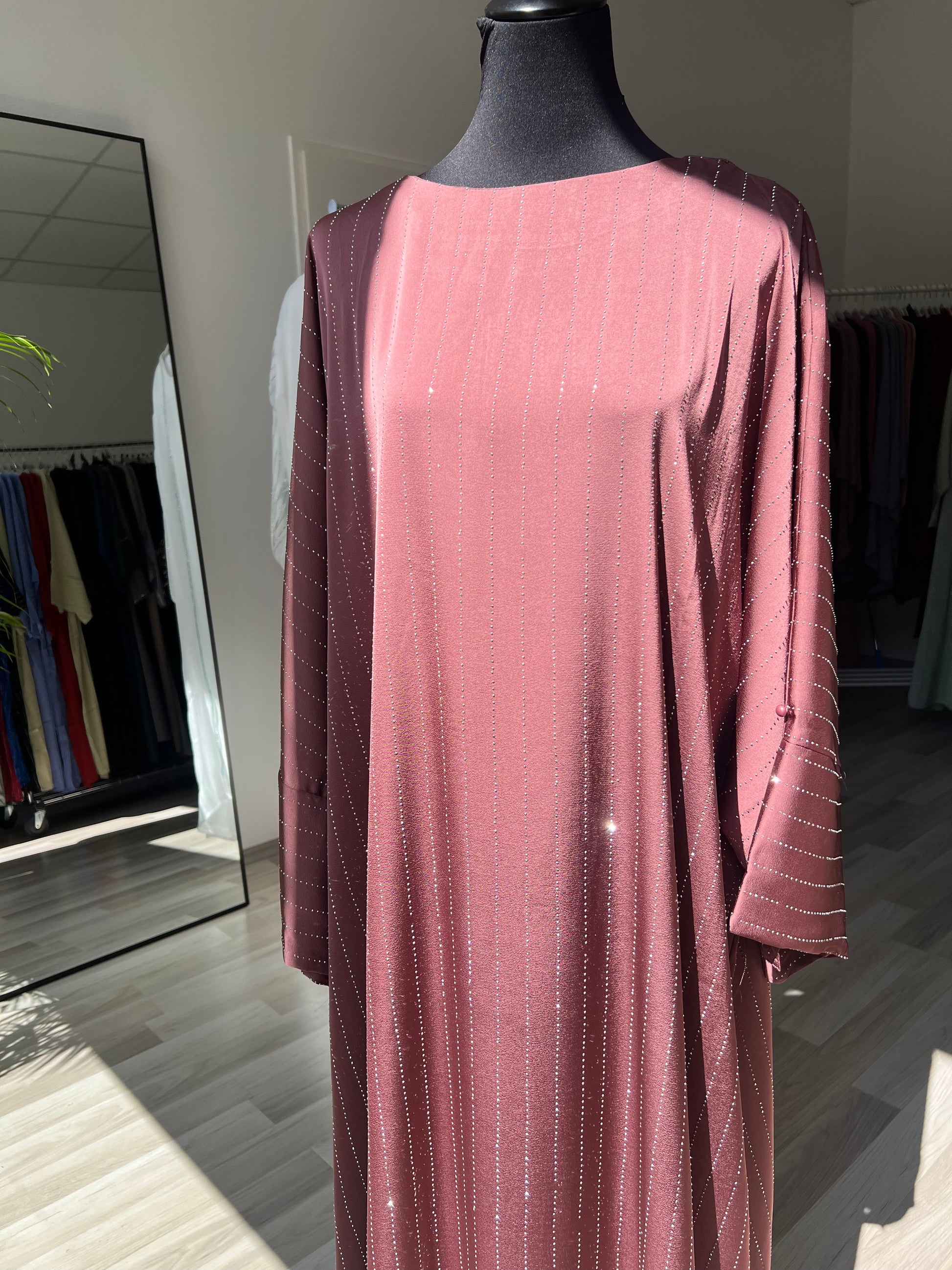 Luftiges kleid, fließender stoff in rosa. Modest fashion in wien, abaya für besondere anlässe