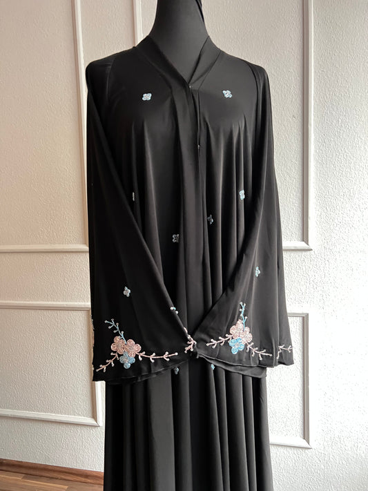 Abaya flower power, abaya in schwarz mit blumen in rosa und blau, front side