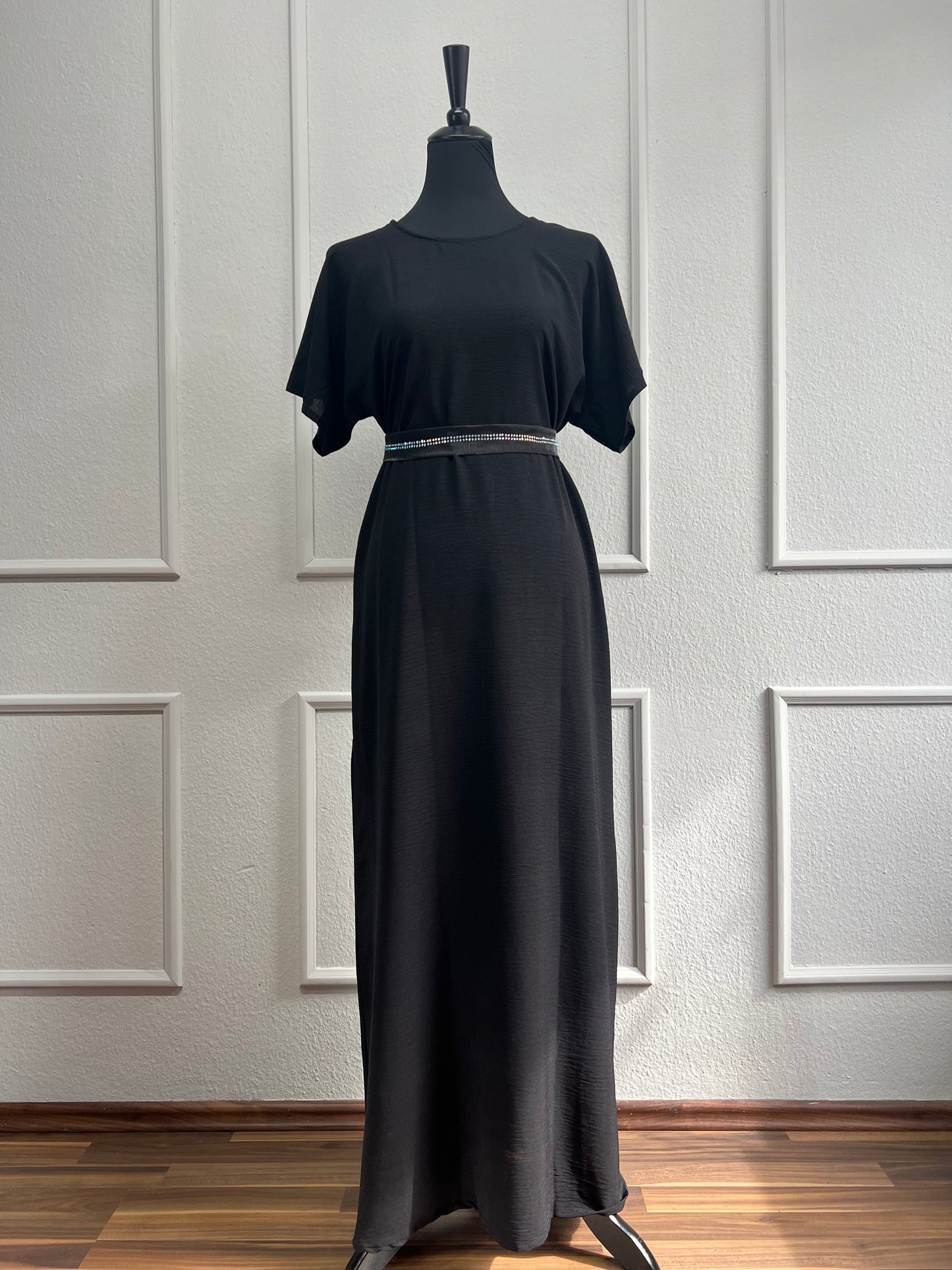 Schwarzes unterkleid kurzärmlig mit glitzer gürtel in schwarz