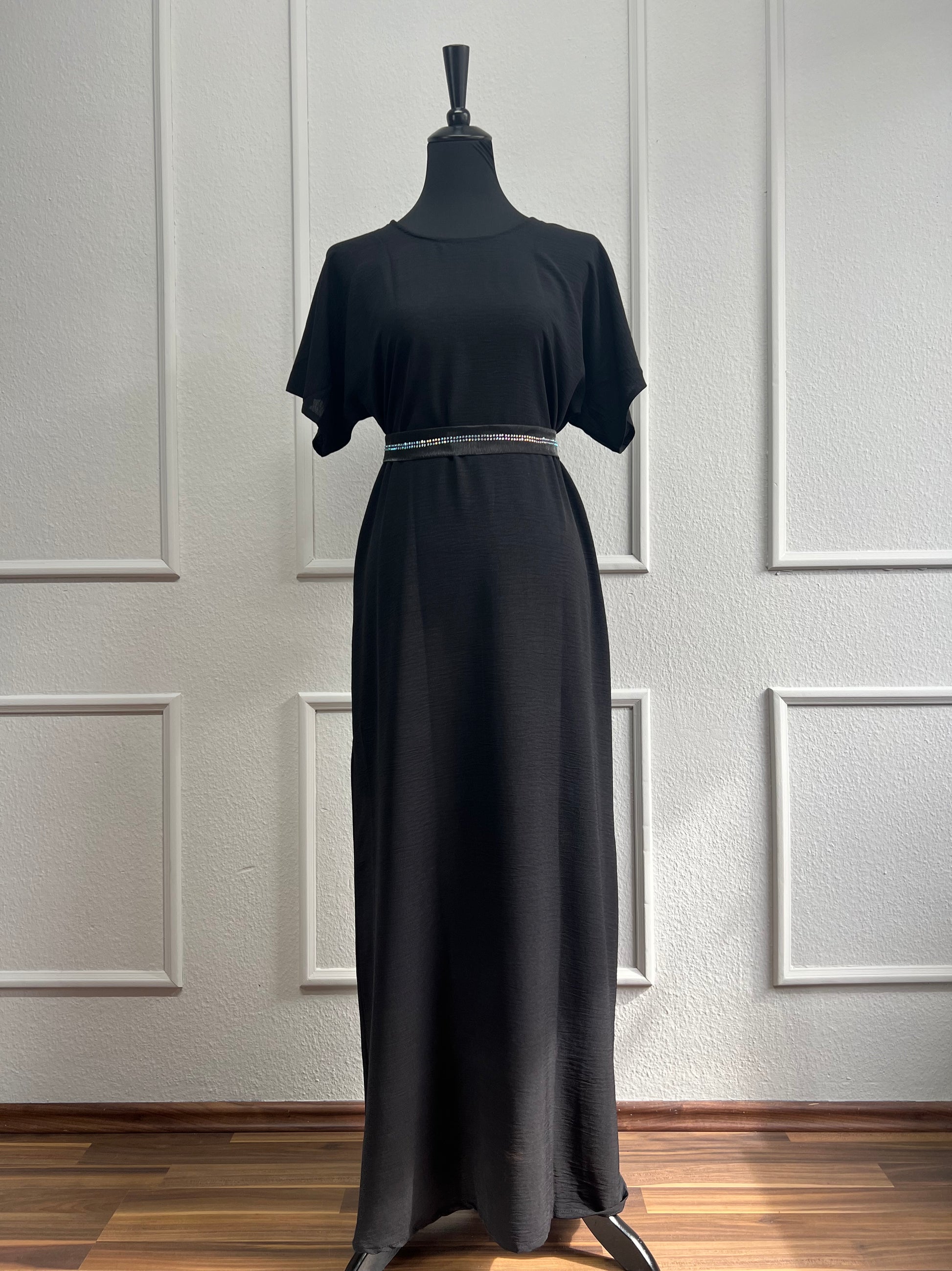 Schwarzes unterkleid kurzärmlig mit glitzer gürtel in schwarz