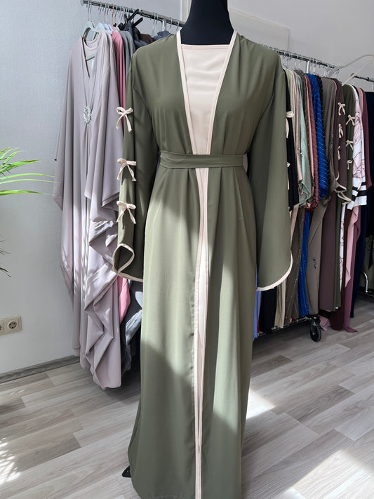 Olivgrüner kimono mit schleifen, unterkleid in beige mit gürtel