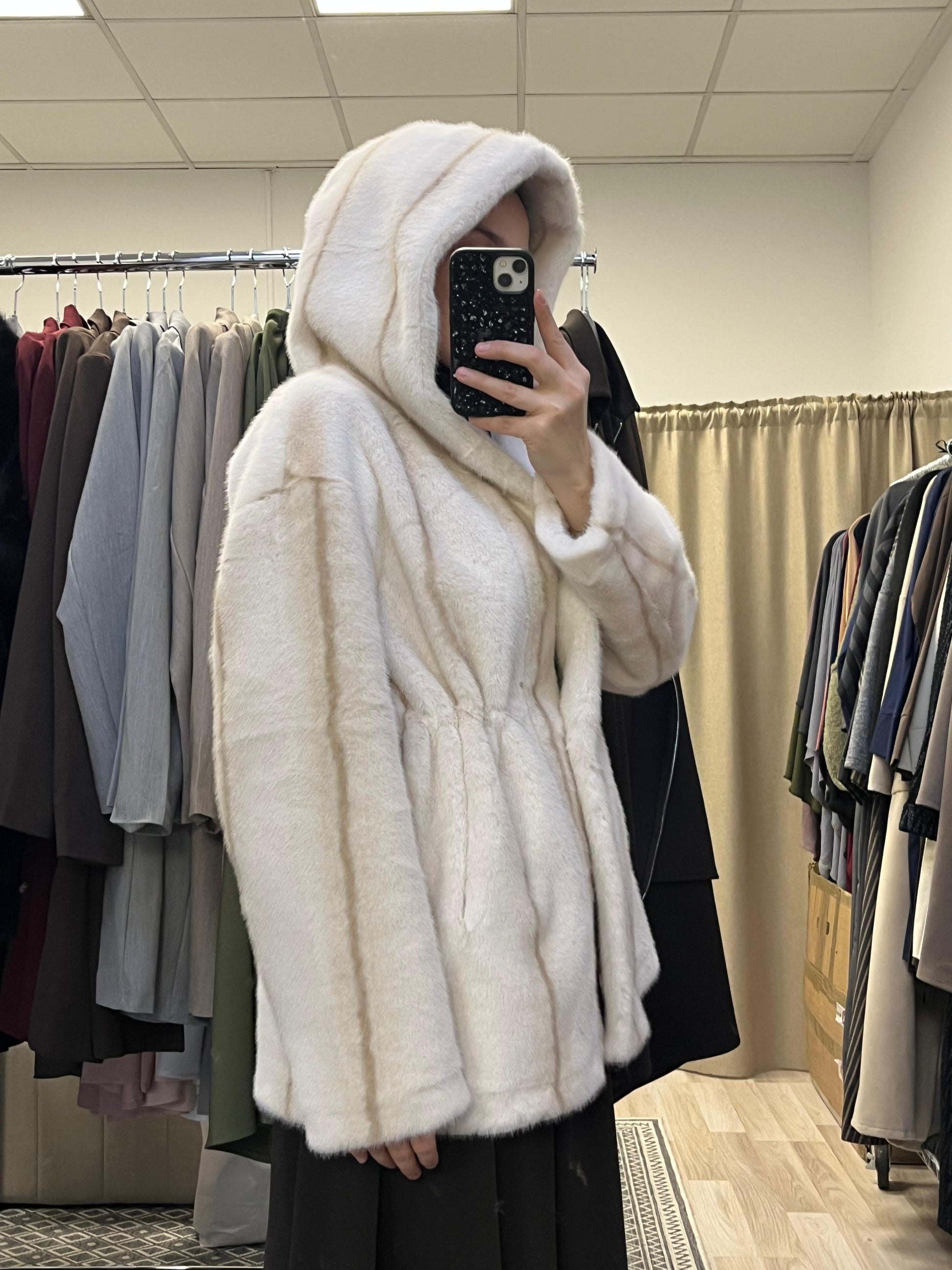 Creme Teddy Felljacke Damen mit Kapuze im Oversized Modest Look