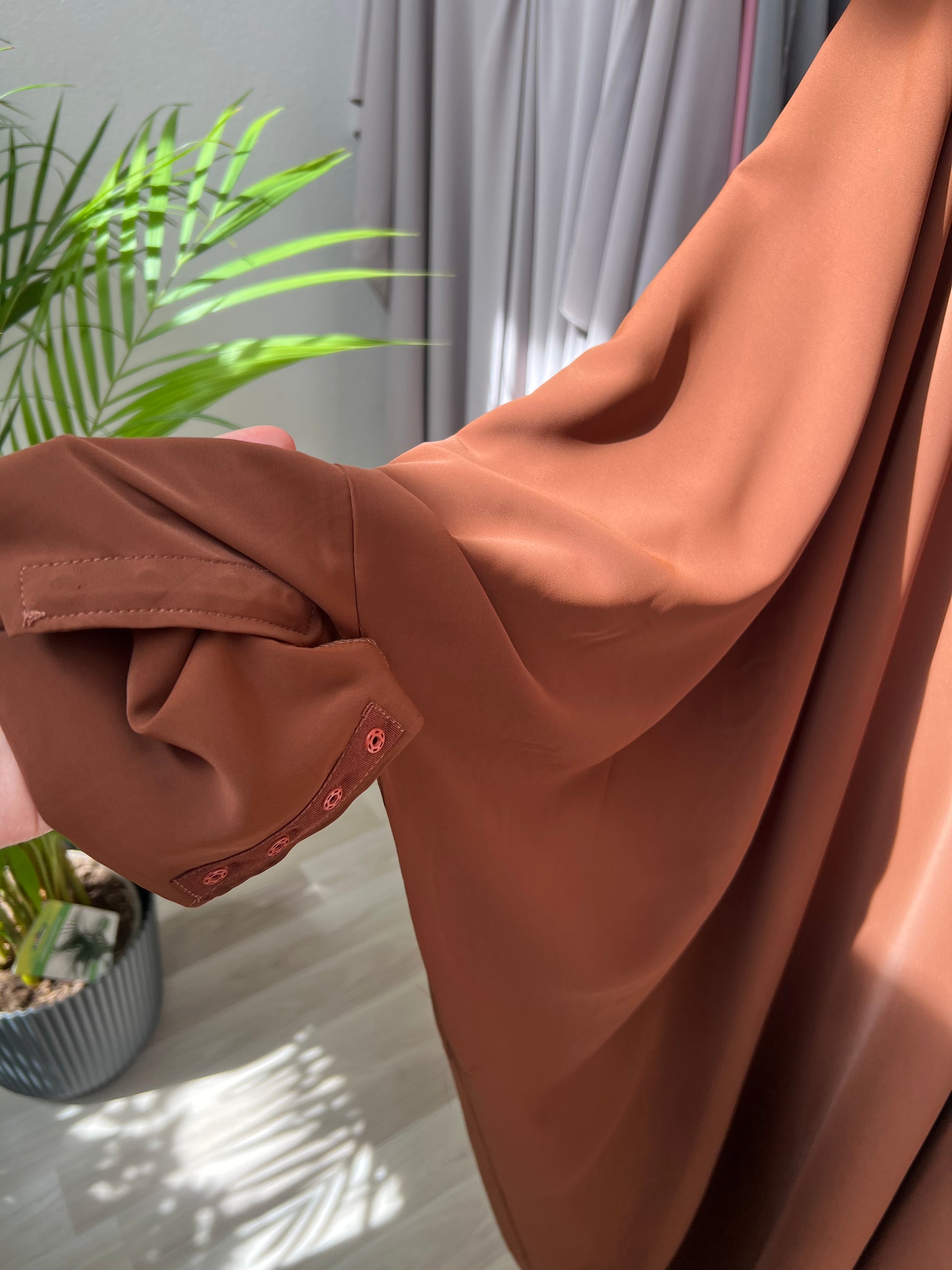 Versteckte knopfleiste an den ärmeln braune abaya