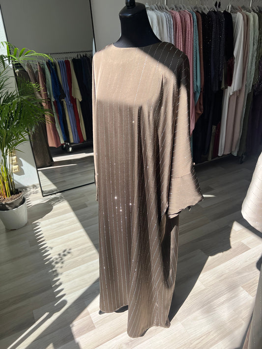 Maxikleid in taupe mit feinen Linien die glitzern, weite passform und lockeren Ärmeln