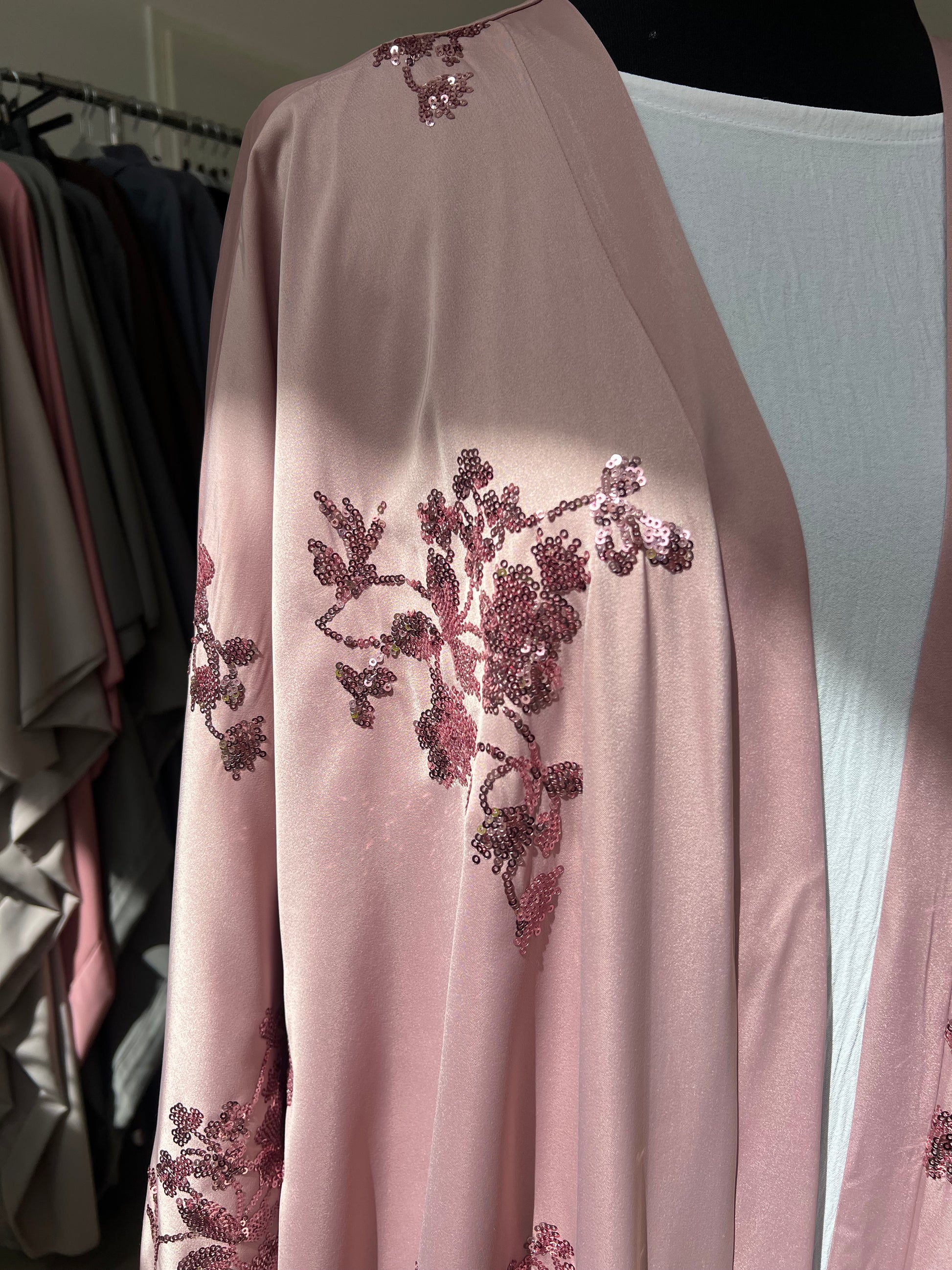 Close up von rosa abaya mit pailletten