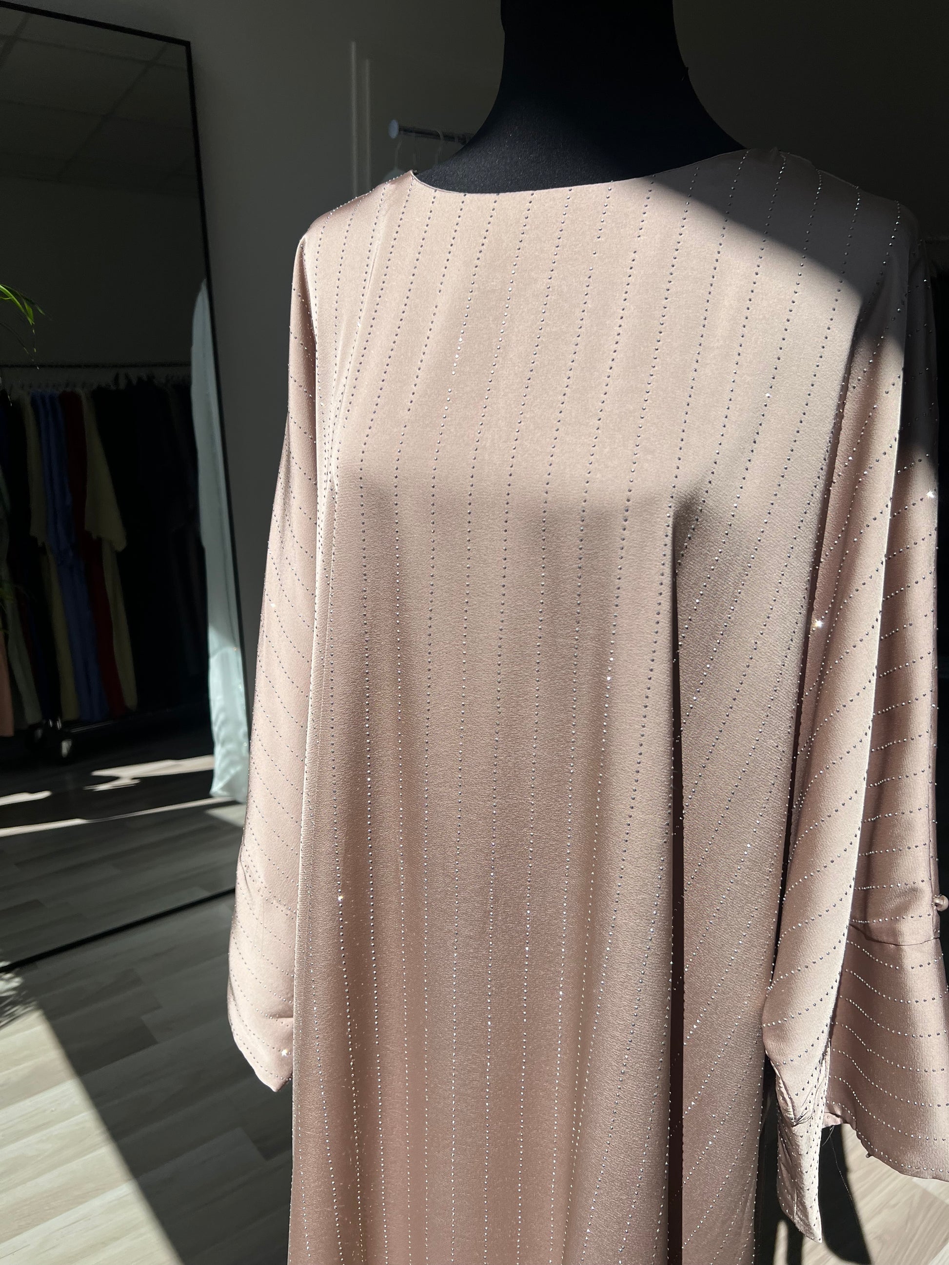 Islamische mode im 10. bezirk wien. Creme abaya mit steinchen, elegant festlich - hijab