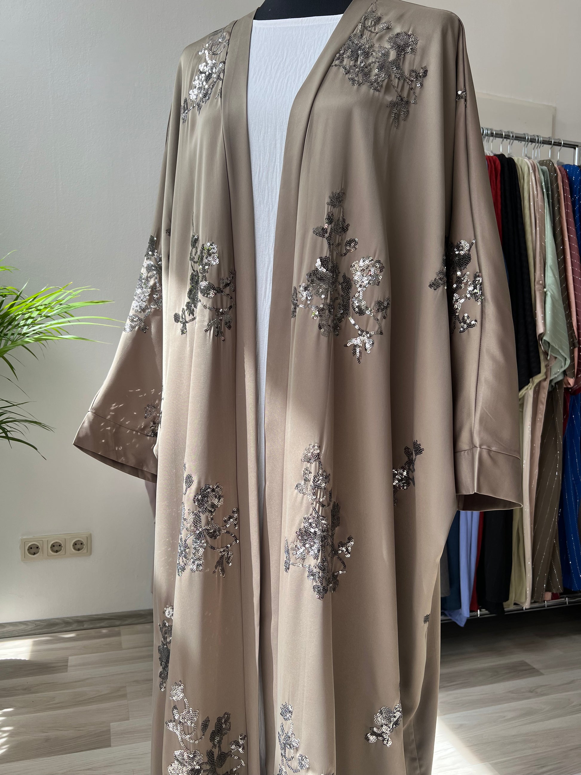Khaki bodenlanger kimono mit pailletten