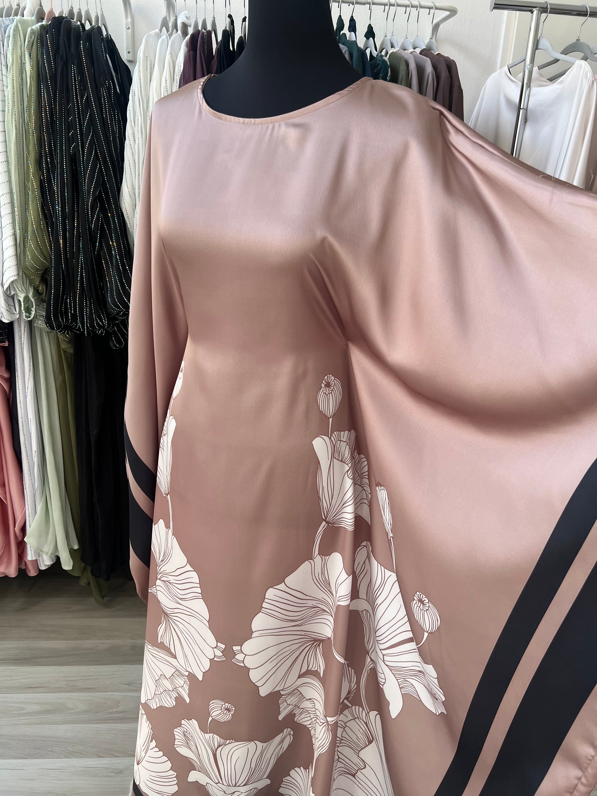 Detail foto von braunem kleid mit blumen