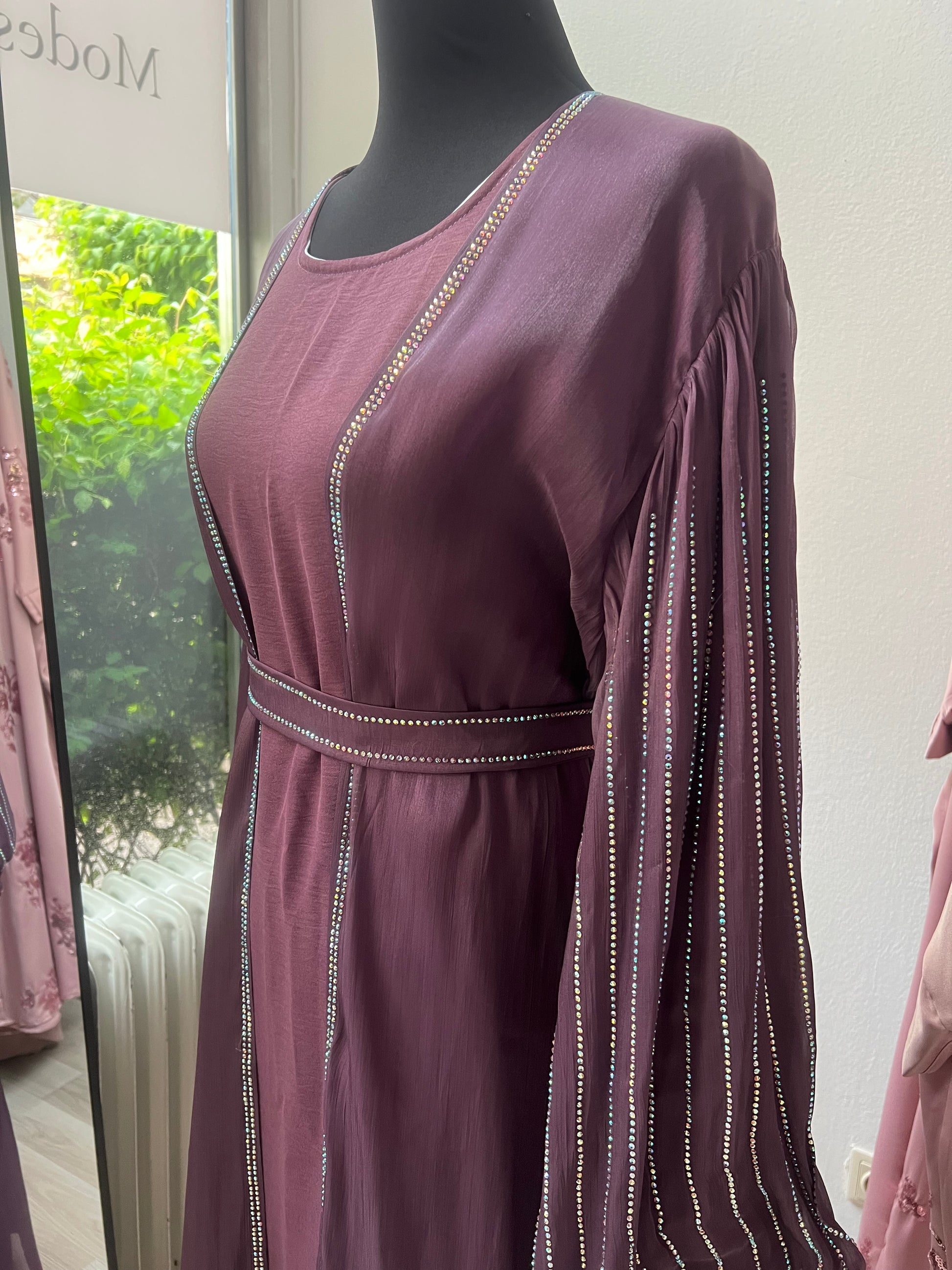 Detail foto bodenlanges lila kleid mit kristallen