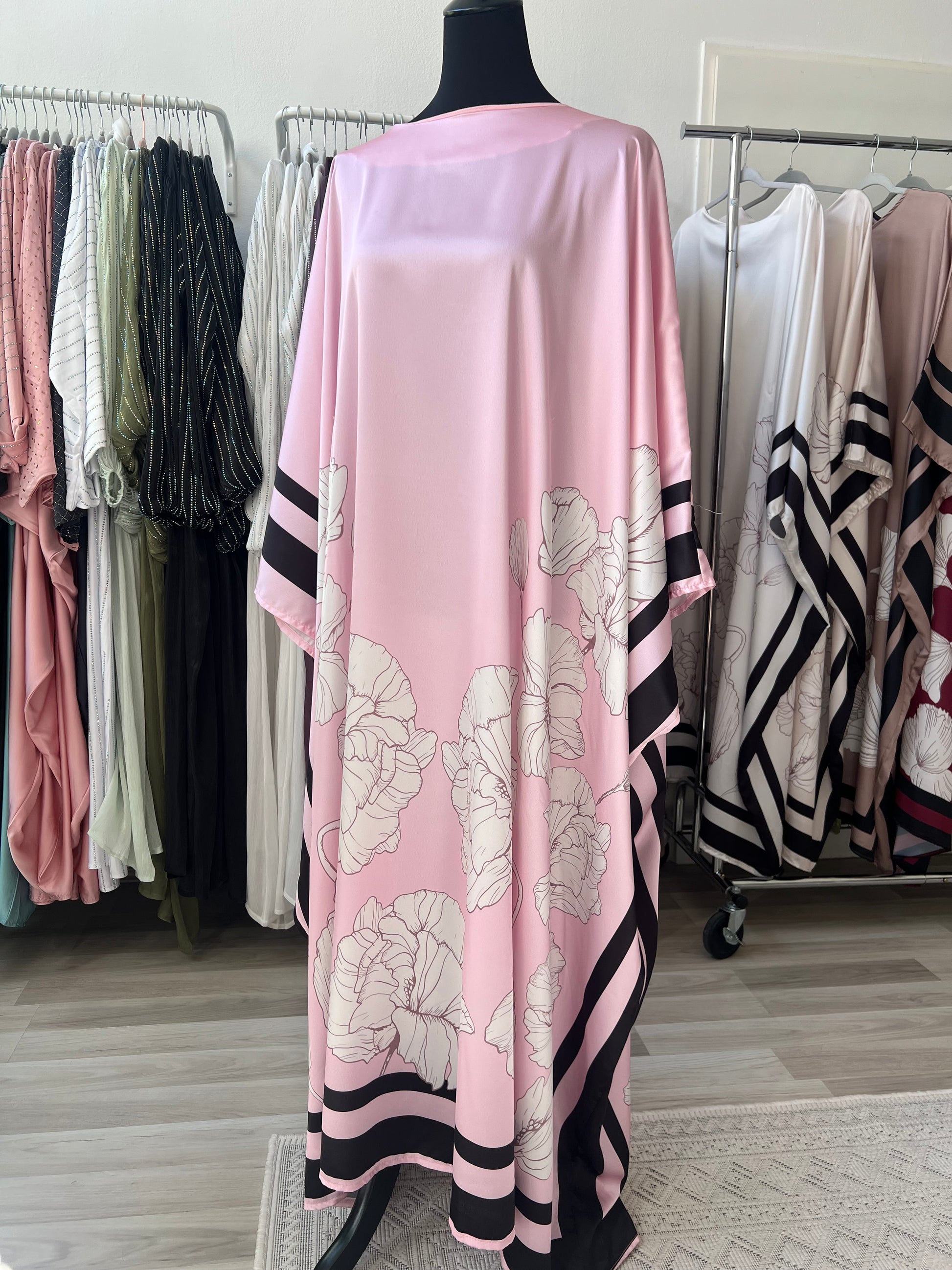 Rosa sommerkleid mit blumen und schwarzen linien