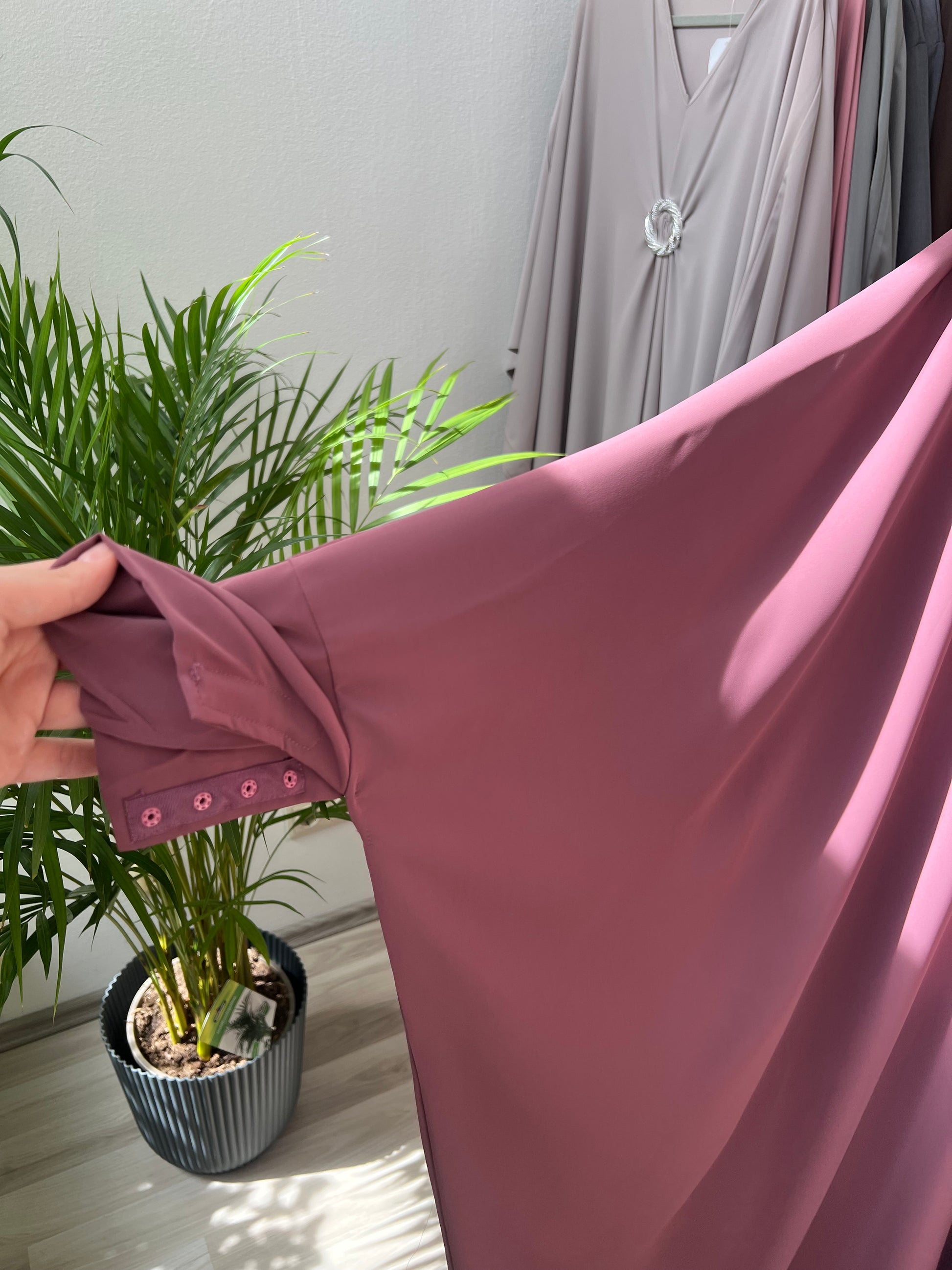 Versteckte knopfleiste an der farasha abaya in dunkelrosa beere