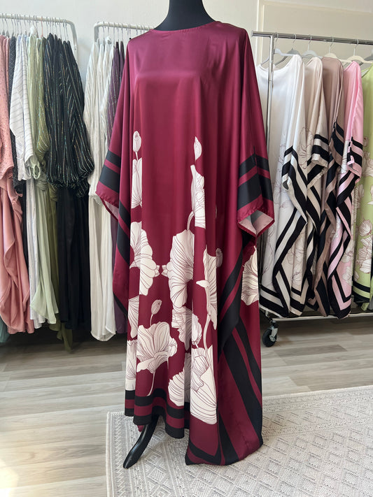 Bordeaux farbenes kleid mit weißen blumen und schwarzen linien