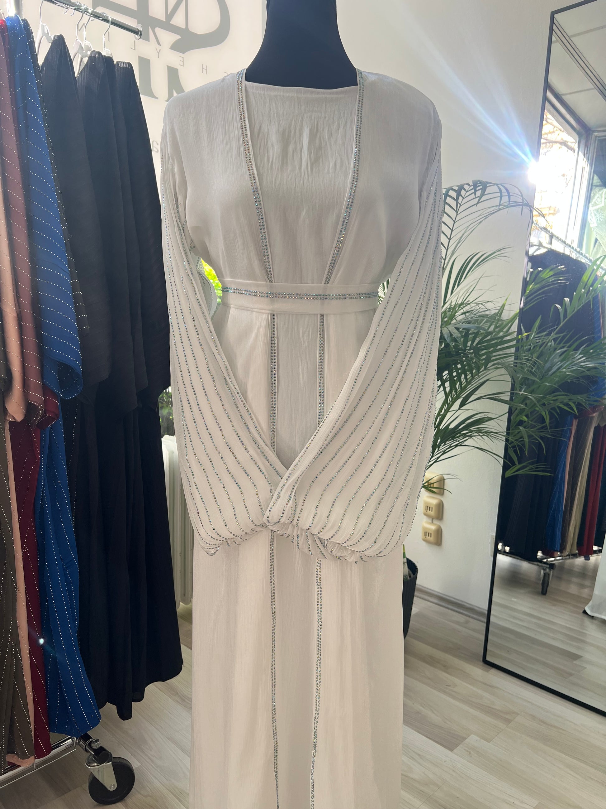Abaya in weiß mit langen ärmeln mit steinchen und weißem gürtel