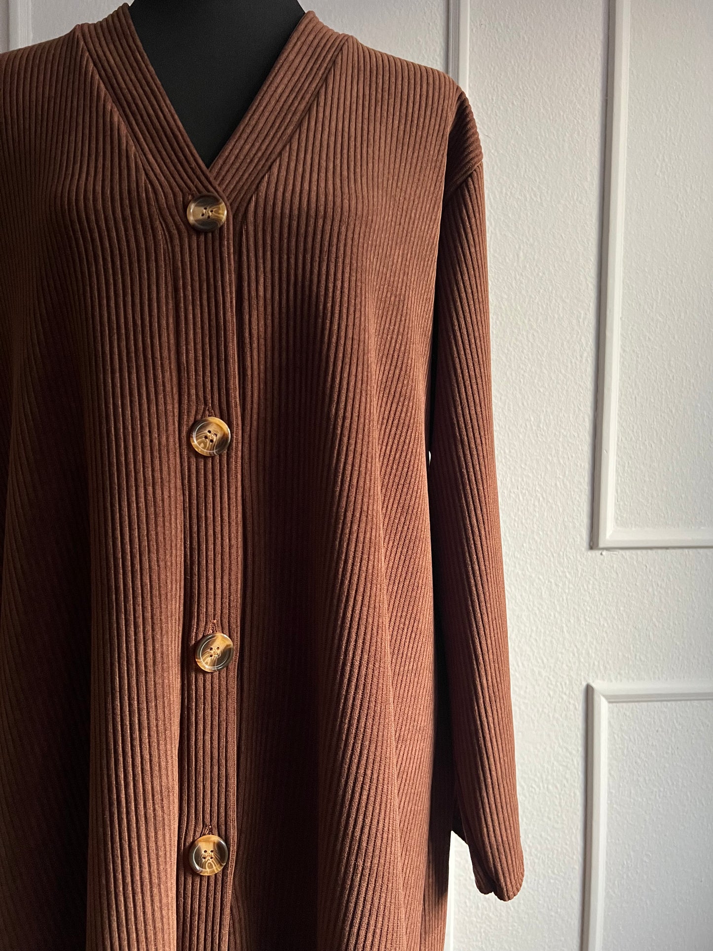Cordkleid mit Knöpfen