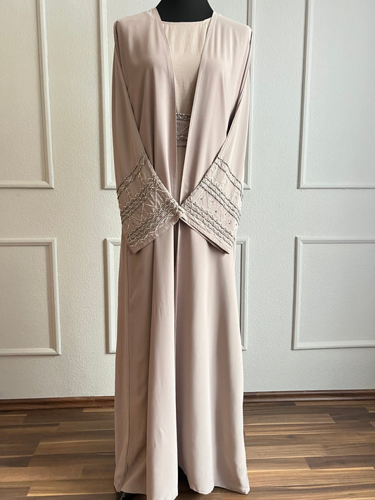Cremefarbene Abaya mit Glitzersteinchen an den Ärmeln