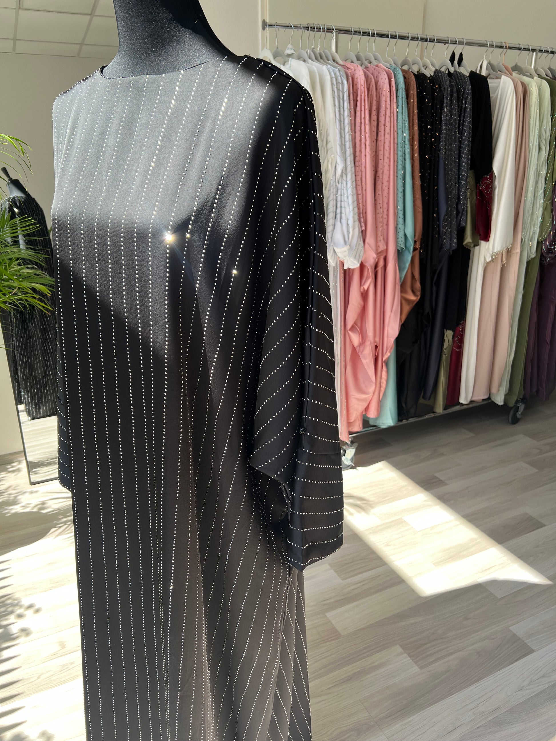 Abaya in schwarz elegant und zeitlos für hochzeit, henna