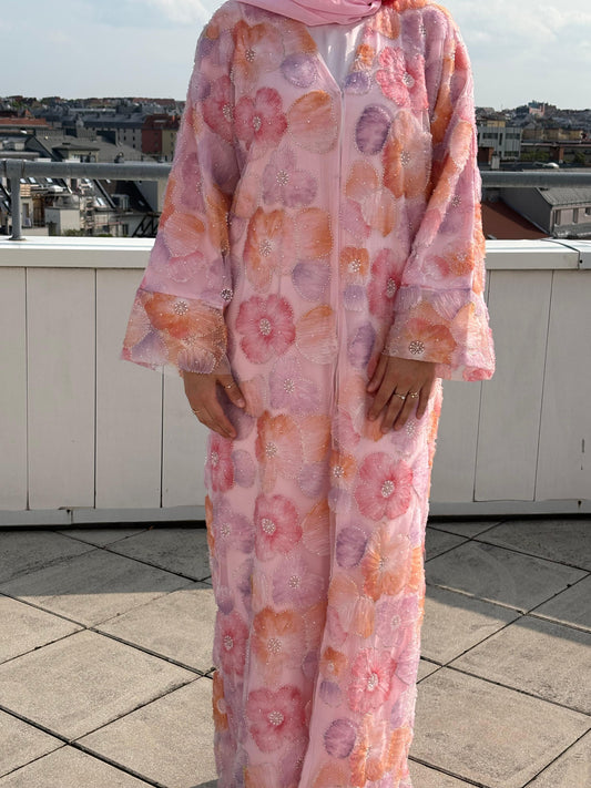 Abaya in Peachy Blossom – Gesamtansicht mit rosa Hijab auf Dachterrasse
