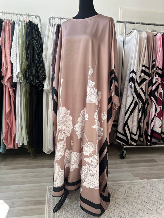 Hellbraunes kleid mit blumen und schwarzen linien