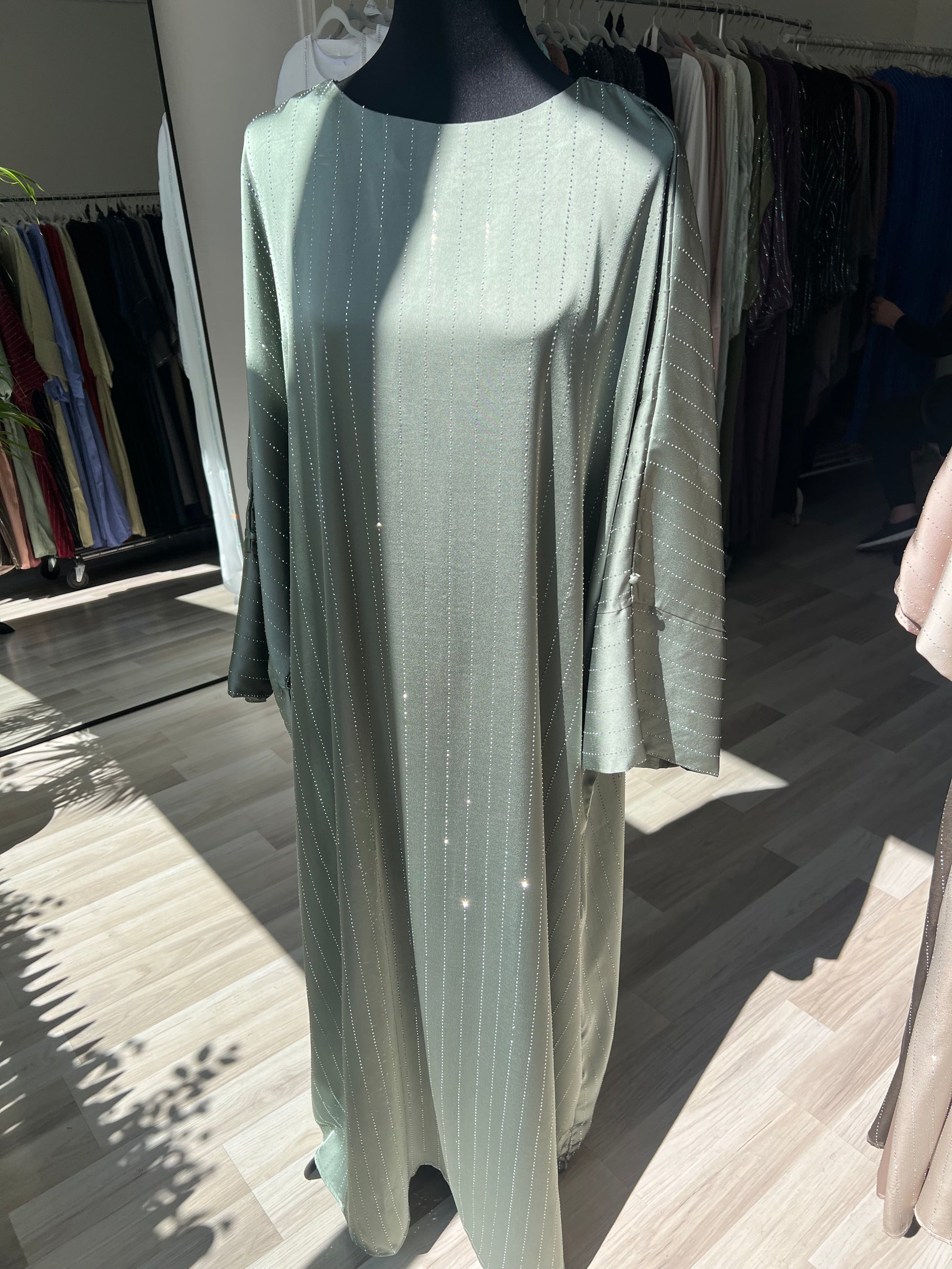 Abaya in salbeigrün und lang. Ramadan und Eid look, modest clothing vienna. Geschäft in wien