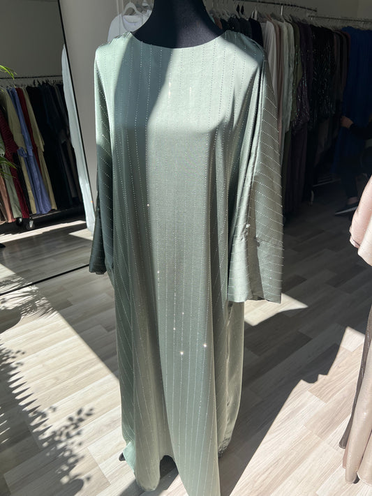 Abaya in salbeigrün und lang. Ramadan und Eid look, modest clothing vienna. Geschäft in wien