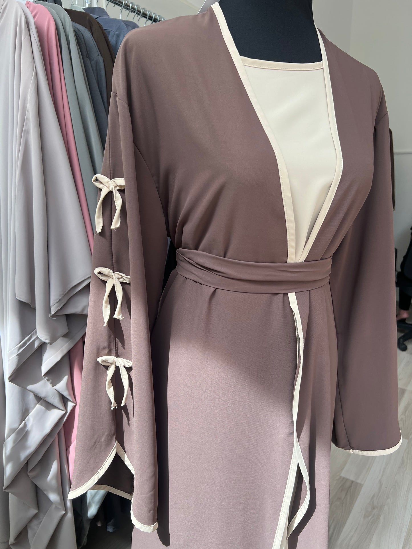 Close up foto von brauner abaya und beigem unterkleid