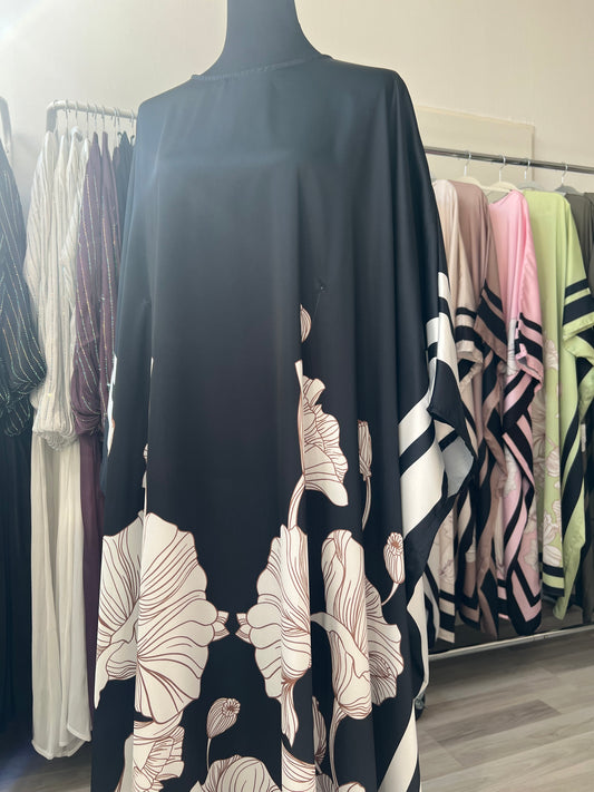 Butterfly abaya in schwarz mit weißen blumen und schwarzen linien