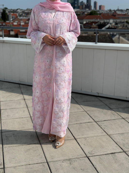 Abaya in Soft Orchid Bloom – Gesamtansicht mit roséfarbenem Hijab
