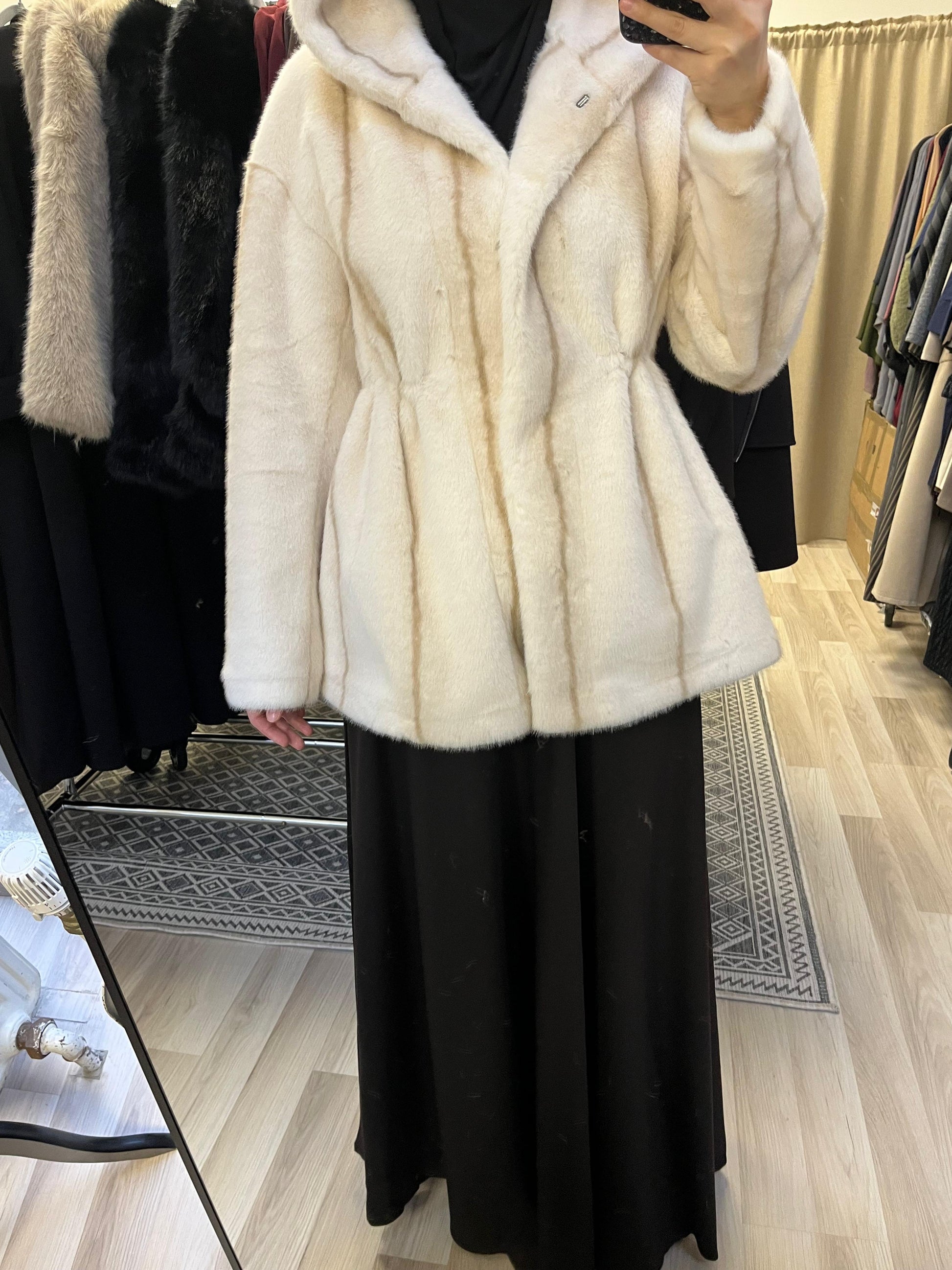 Taillierbare Creme Felljacke Damen mit Innen-Schnürung und Kapuze