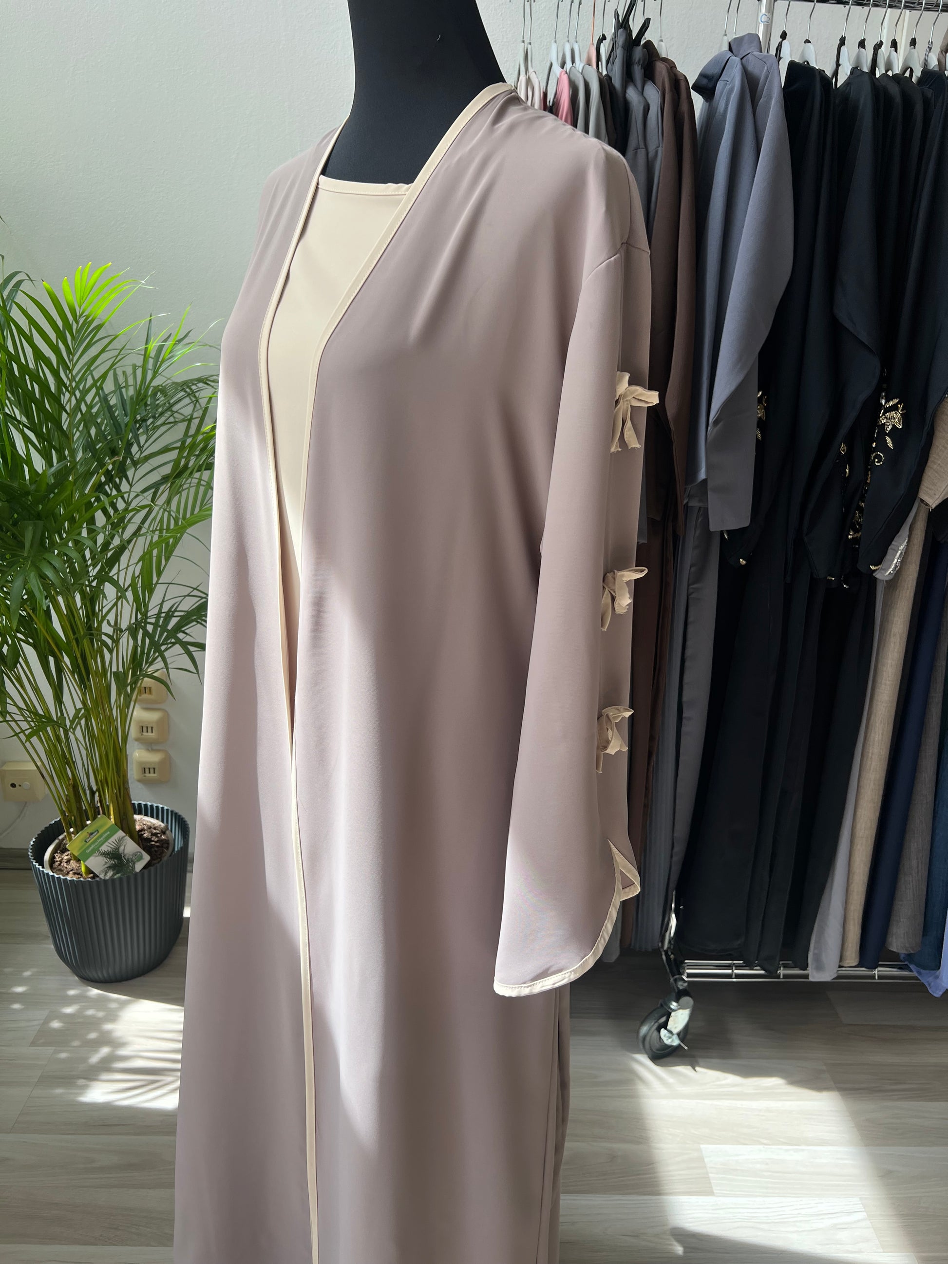 Abaya mit rüschen an den ärmeln, farbe taupe 
