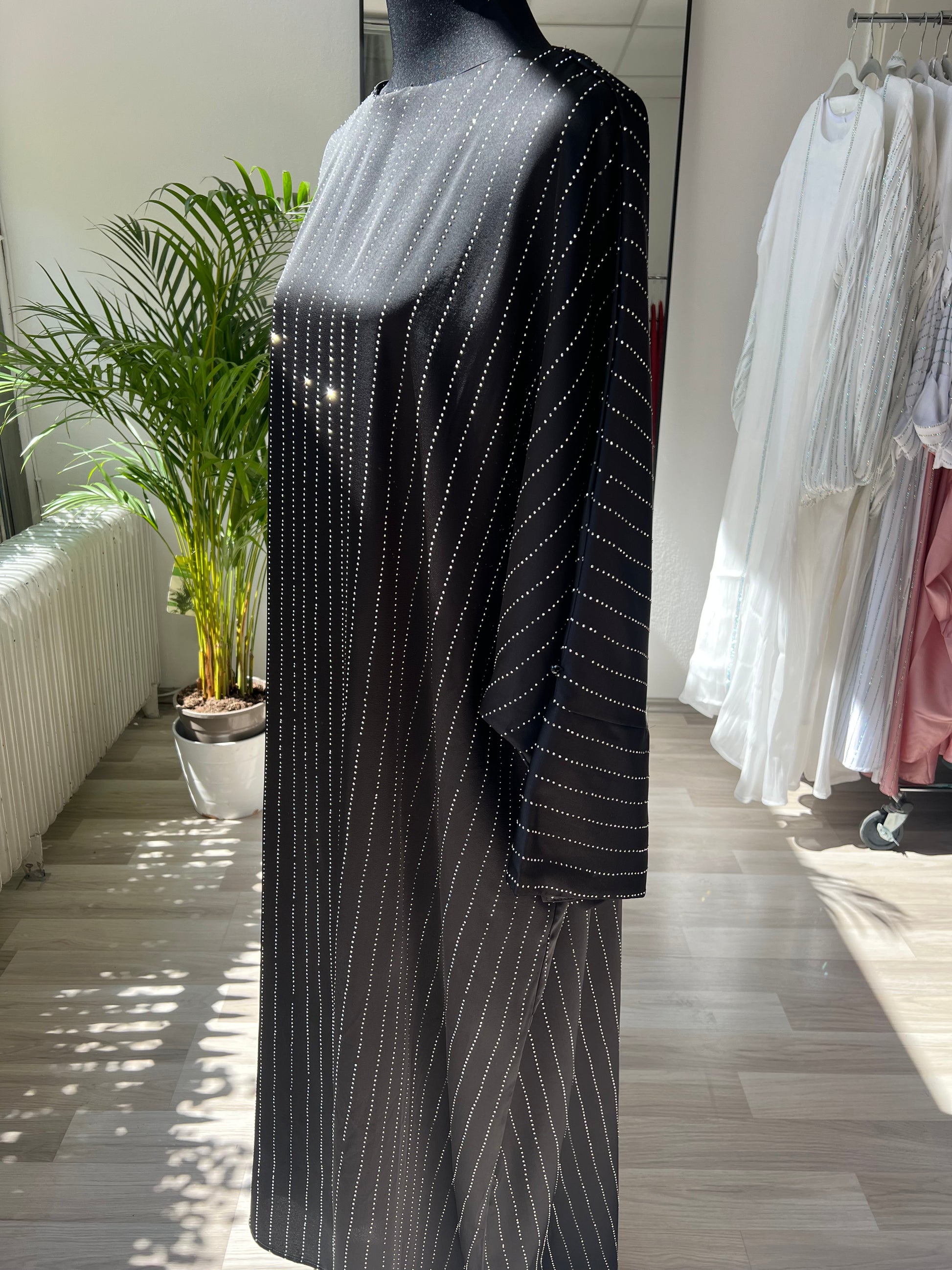 Schwarzes bodenlanges kleid mit glitzer und schimmer, lange ärmel