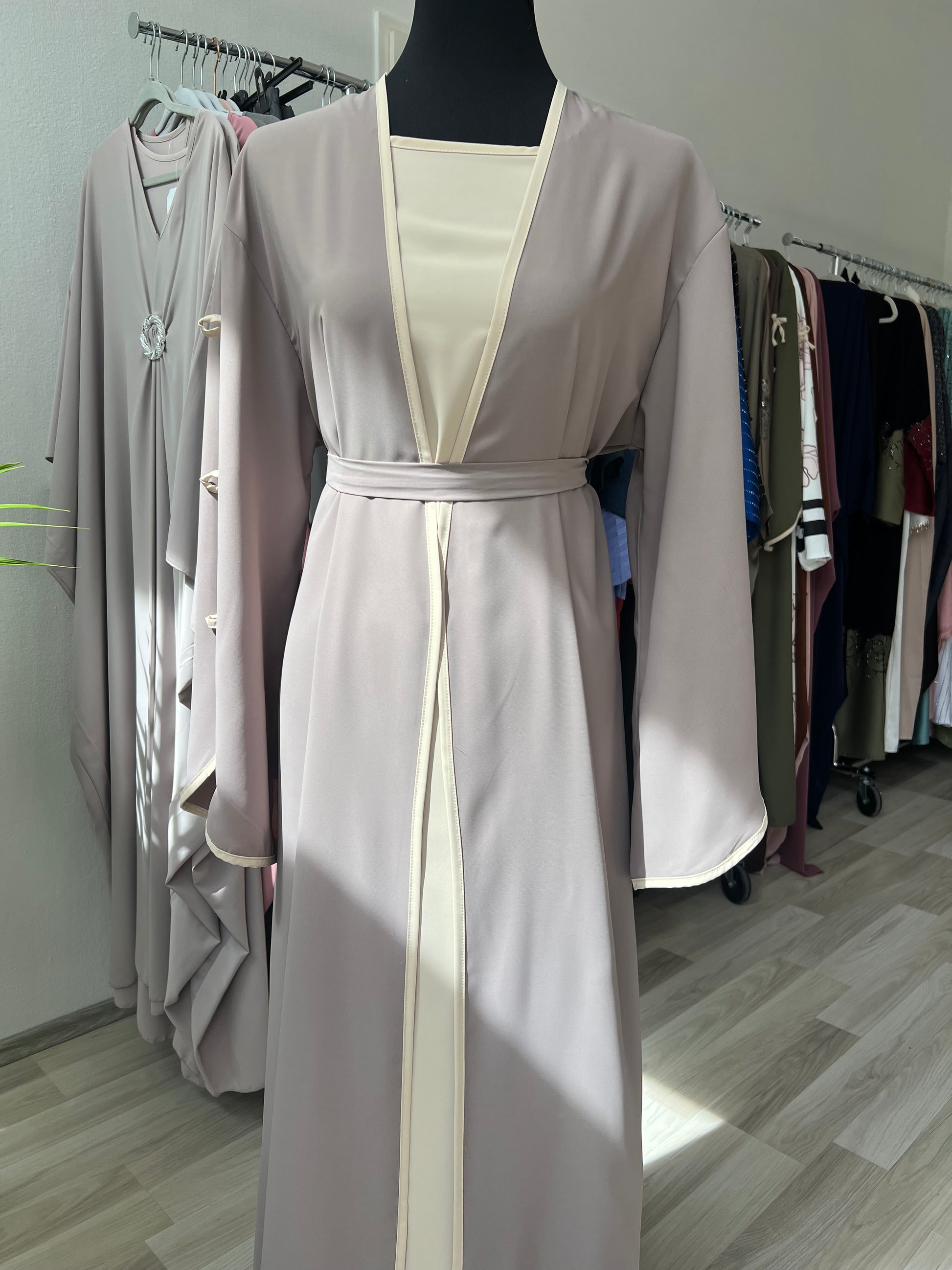 Kimono in der farbe taupe mit beigem unterkleid