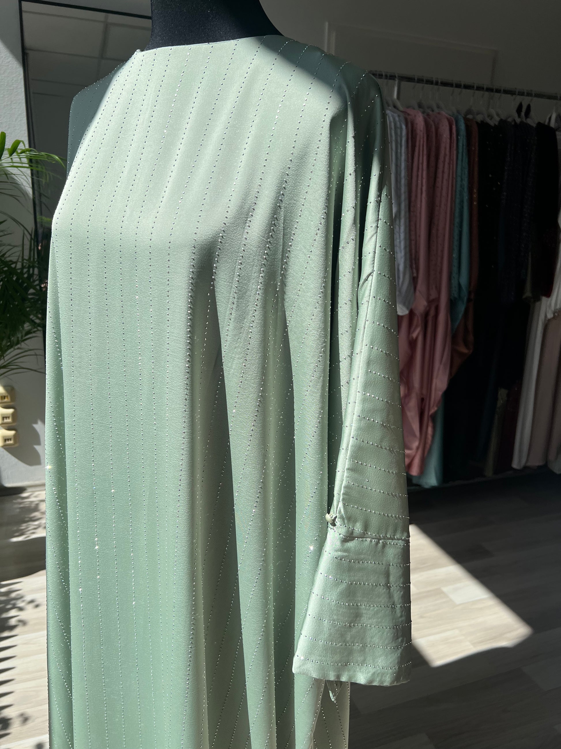 Grünes kleid mit schimmer und langen ärmeln