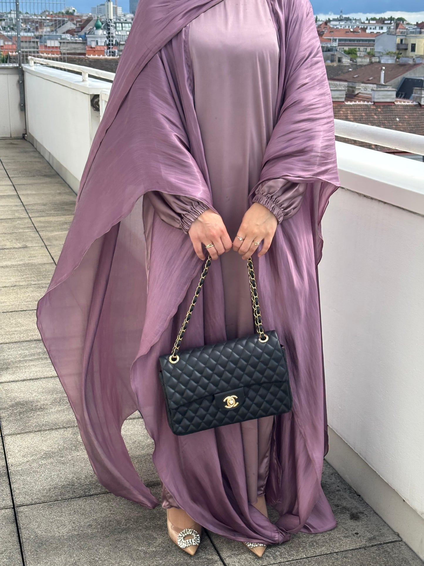 Abaya sherin - seitliche ansicht mit stadtblick, fliederfarben, glänzender Stoff