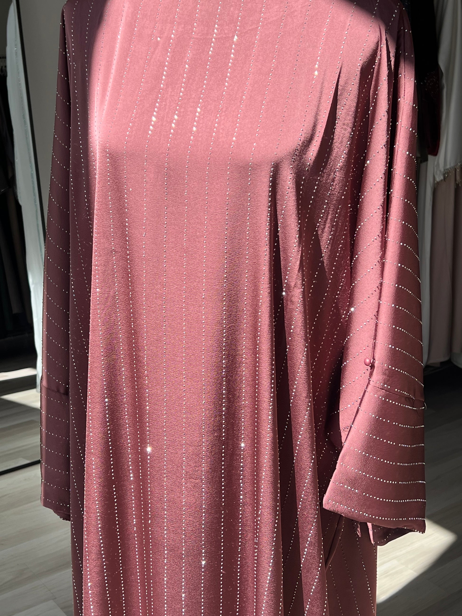 Rosa romantische abaya, feminines Kleid mit zartem schimmer